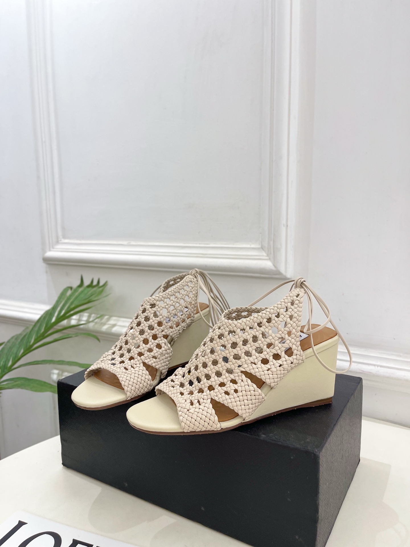 ALAÏA 阿莱亚25SS春夏新品 阿莱亚镂空编织坡跟凉鞋—————————Alaïa作为这两年最受欢迎