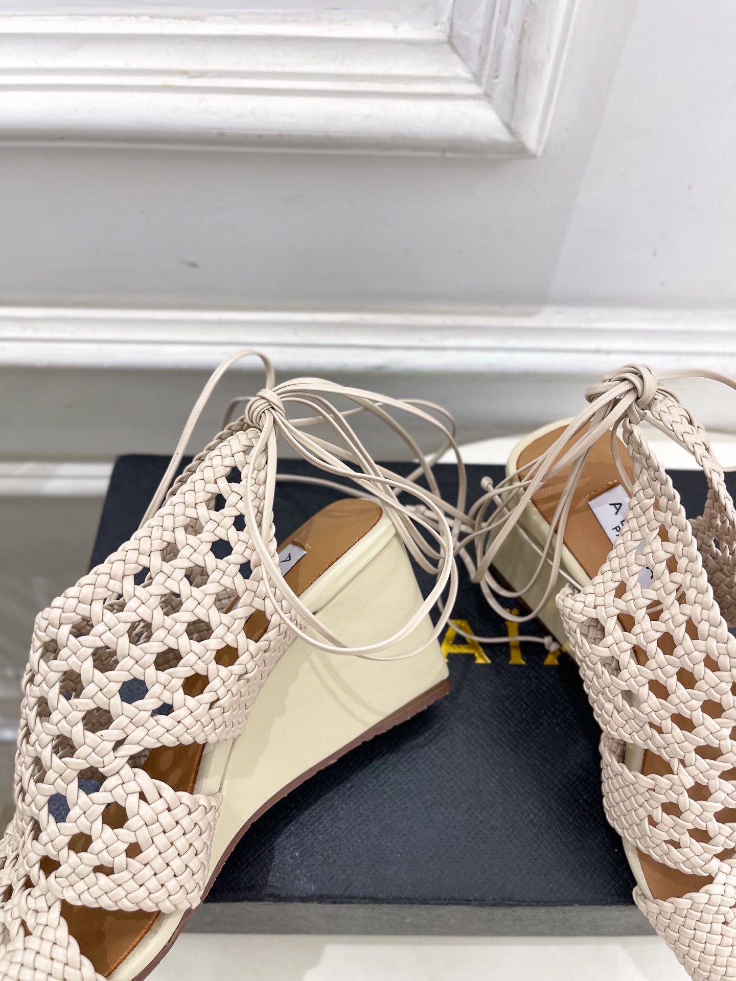 ALAÏA 阿莱亚25SS春夏新品 阿莱亚镂空编织坡跟凉鞋—————————Alaïa作为这两年最受欢迎