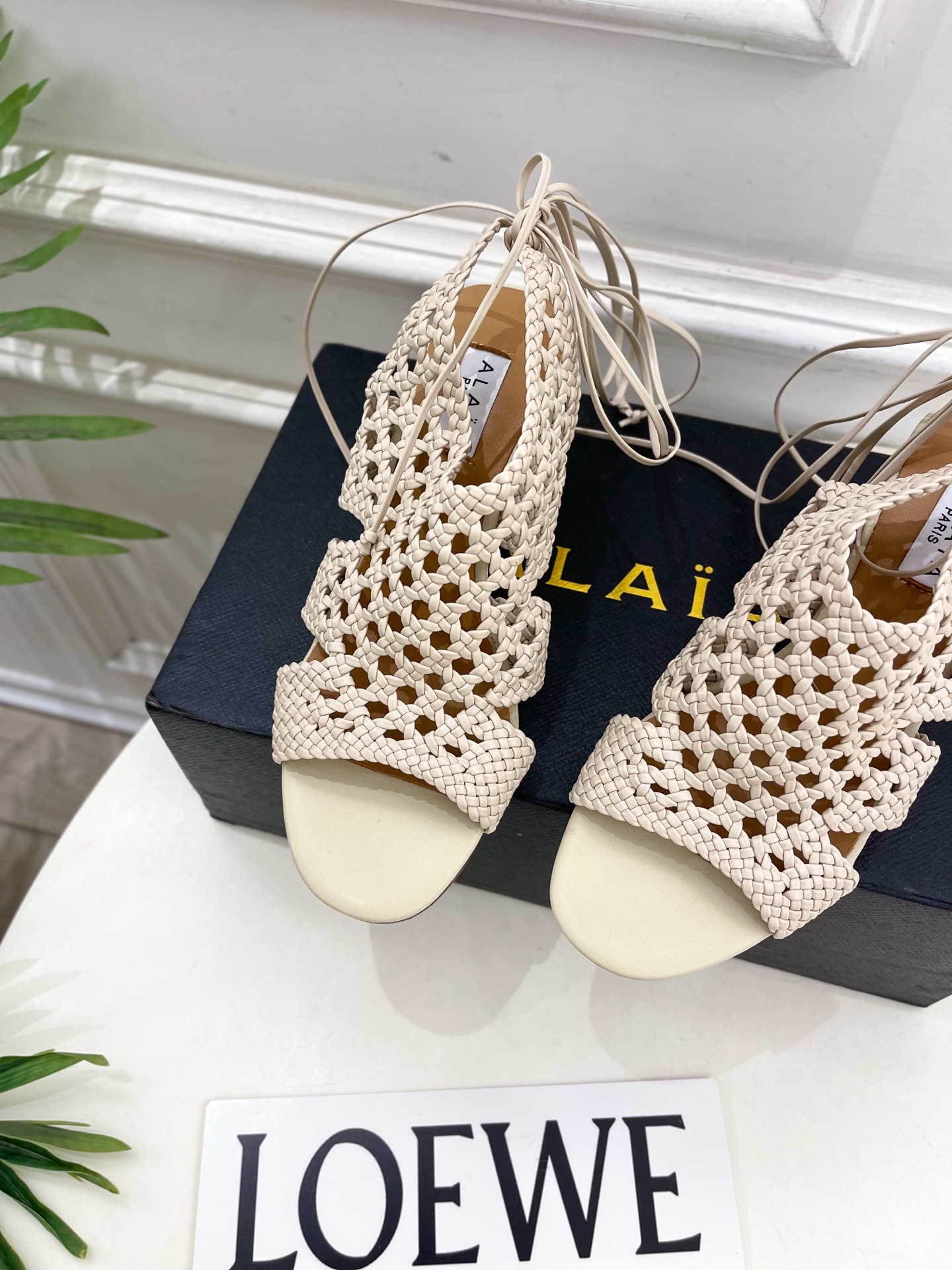 ALAÏA 阿莱亚25SS春夏新品 阿莱亚镂空编织坡跟凉鞋—————————Alaïa作为这两年最受欢迎