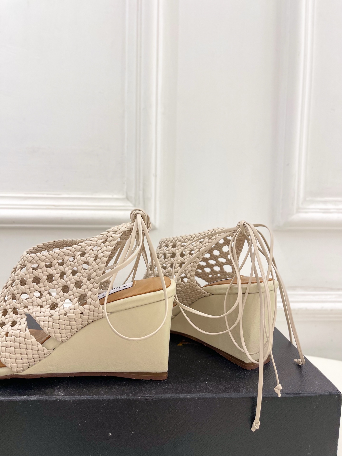 ALAÏA 阿莱亚25SS春夏新品 阿莱亚镂空编织坡跟凉鞋—————————Alaïa作为这两年最受欢迎