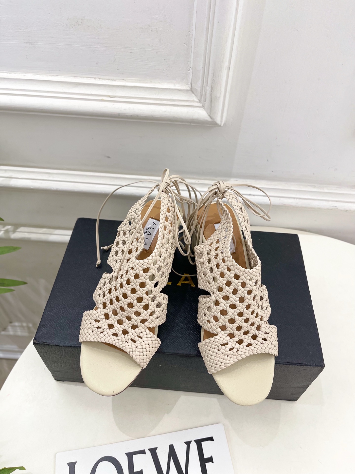 ALAÏA 阿莱亚25SS春夏新品 阿莱亚镂空编织坡跟凉鞋—————————Alaïa作为这两年最受欢迎