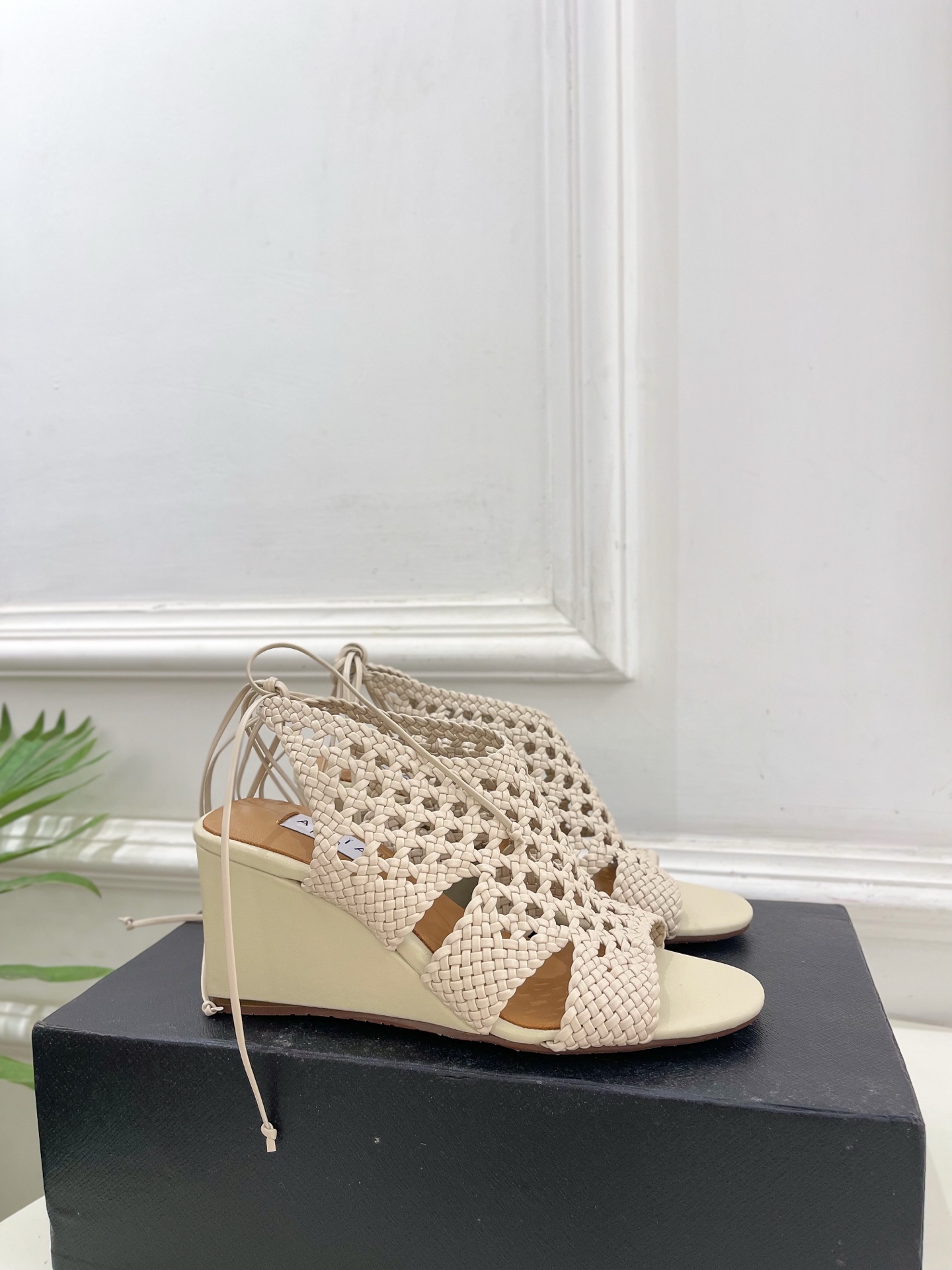 ALAÏA 阿莱亚25SS春夏新品 阿莱亚镂空编织坡跟凉鞋—————————Alaïa作为这两年最受欢迎