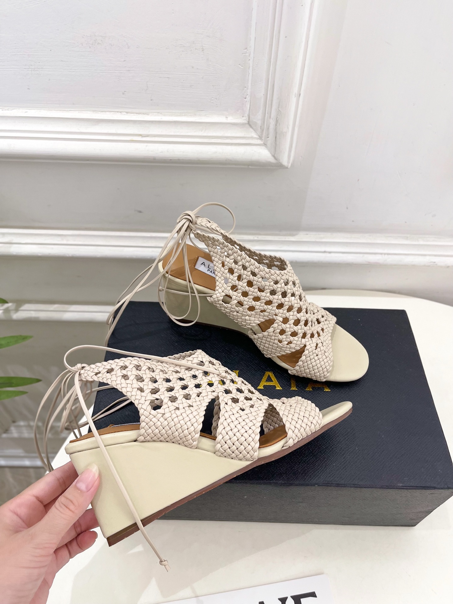ALAÏA 阿莱亚25SS春夏新品 阿莱亚镂空编织坡跟凉鞋—————————Alaïa作为这两年最受欢迎