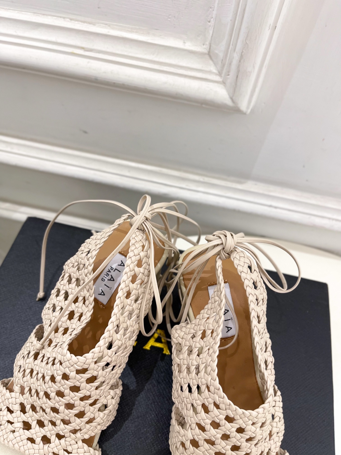 ALAÏA 阿莱亚25SS春夏新品 阿莱亚镂空编织坡跟凉鞋—————————Alaïa作为这两年最受欢迎