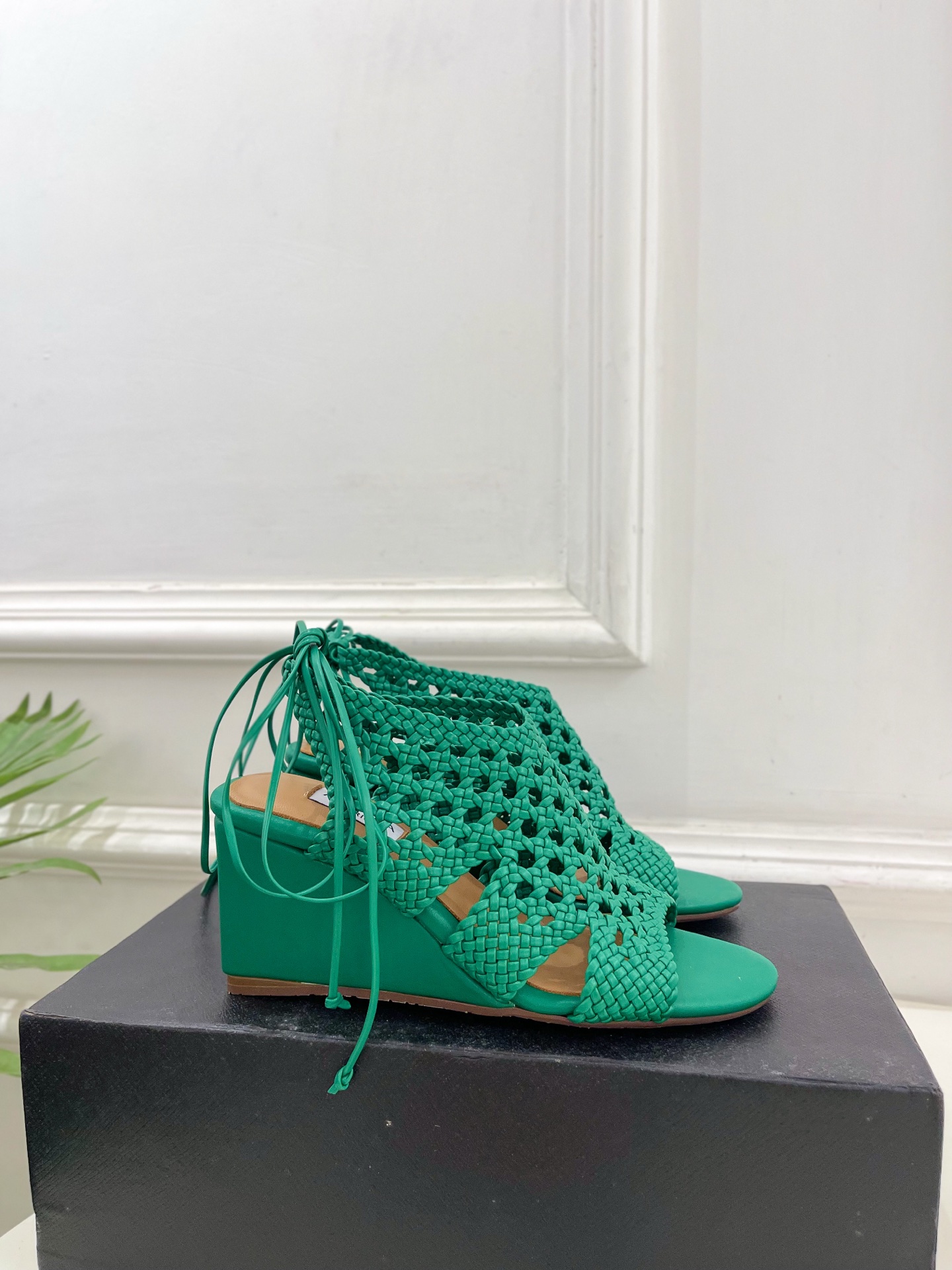 ALAÏA 阿莱亚25SS春夏新品 阿莱亚镂空编织坡跟凉鞋—————————Alaïa作为这两年最受欢迎