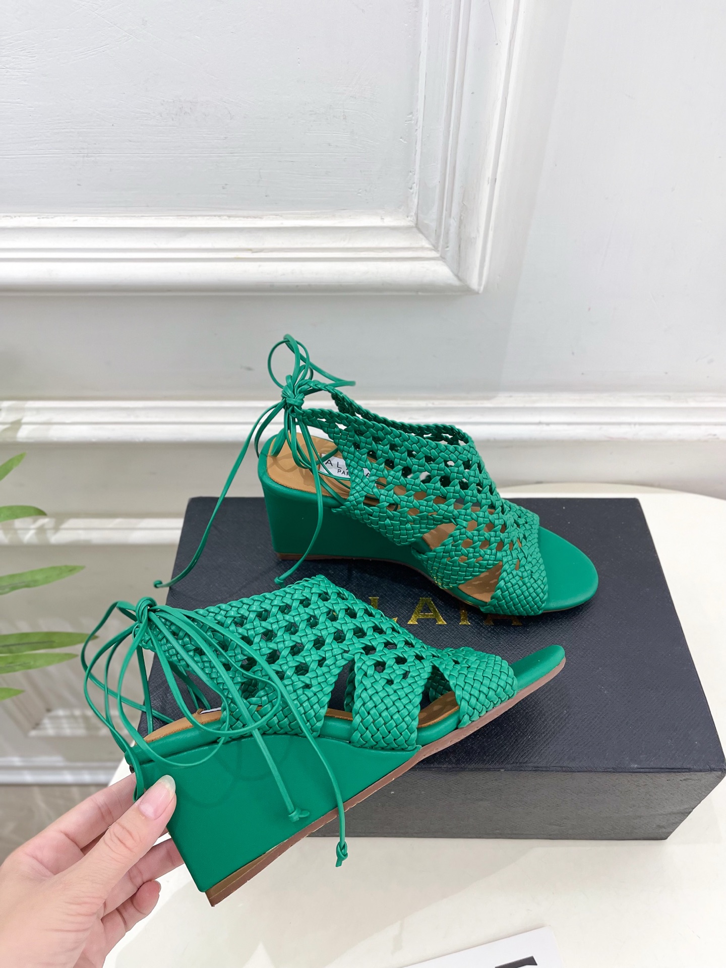 ALAÏA 阿莱亚25SS春夏新品 阿莱亚镂空编织坡跟凉鞋—————————Alaïa作为这两年最受欢迎
