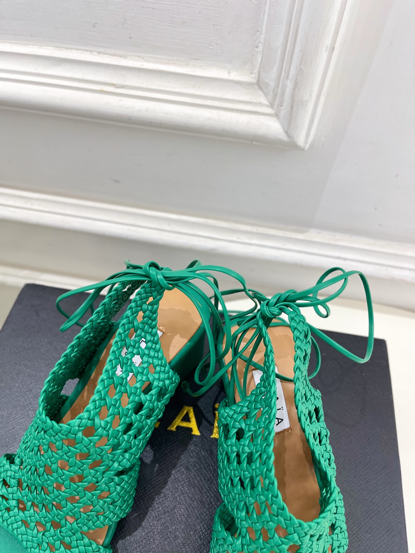 ALAÏA 阿莱亚25SS春夏新品 阿莱亚镂空编织坡跟凉鞋—————————Alaïa作为这两年最受欢迎