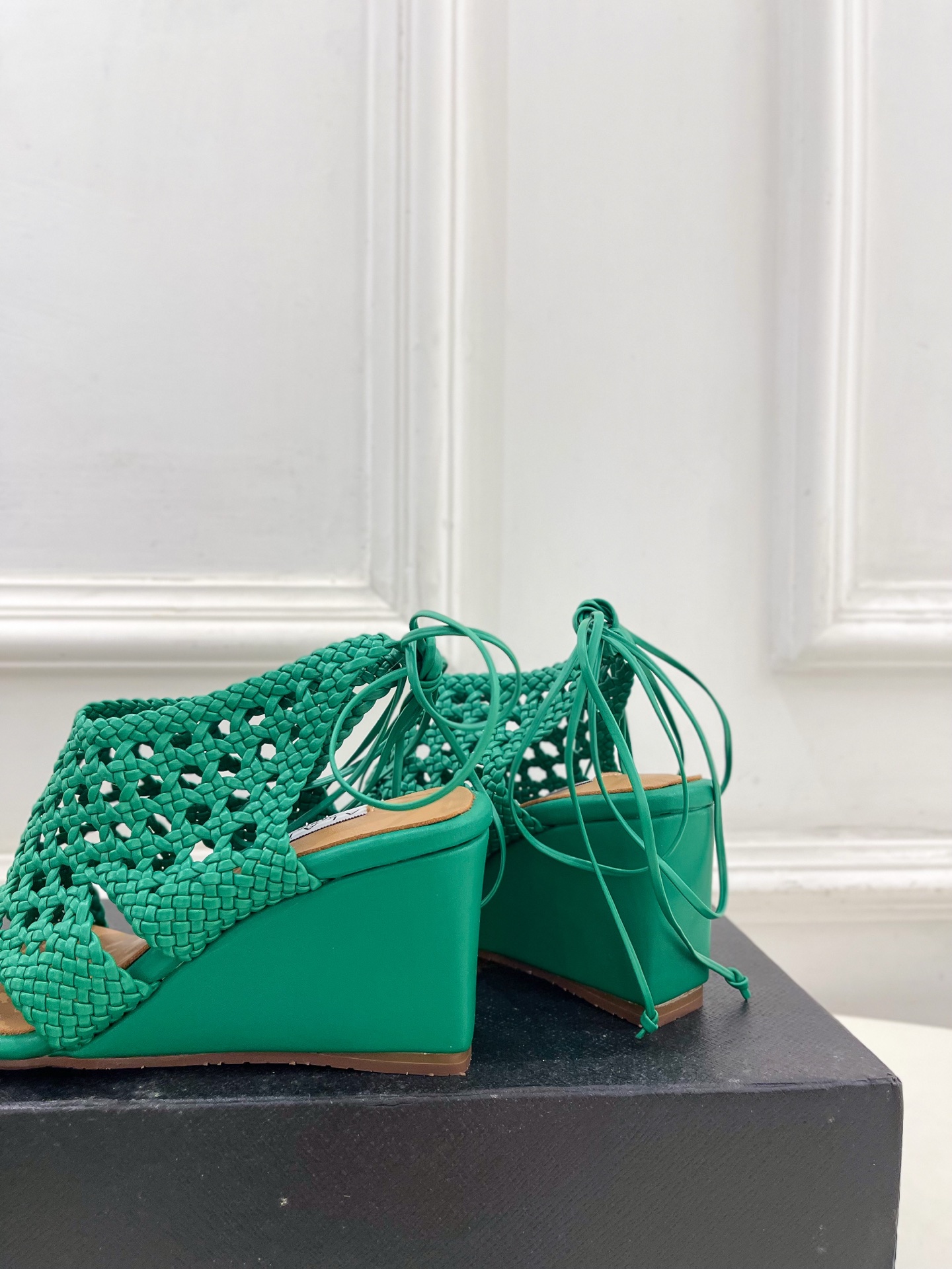 ALAÏA 阿莱亚25SS春夏新品 阿莱亚镂空编织坡跟凉鞋—————————Alaïa作为这两年最受欢迎