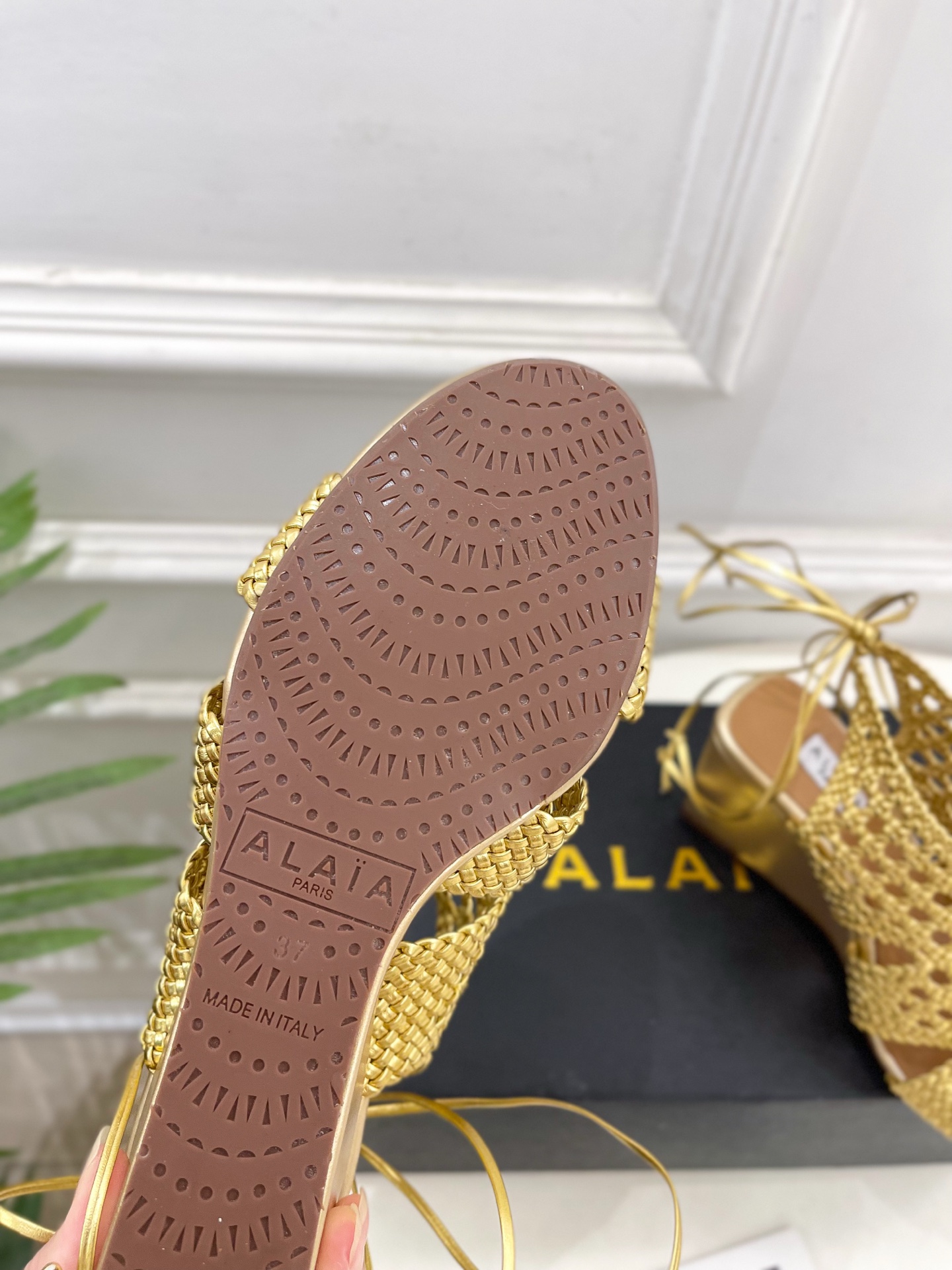 ALAÏA 阿莱亚25SS春夏新品 阿莱亚镂空编织坡跟凉鞋—————————Alaïa作为这两年最受欢迎