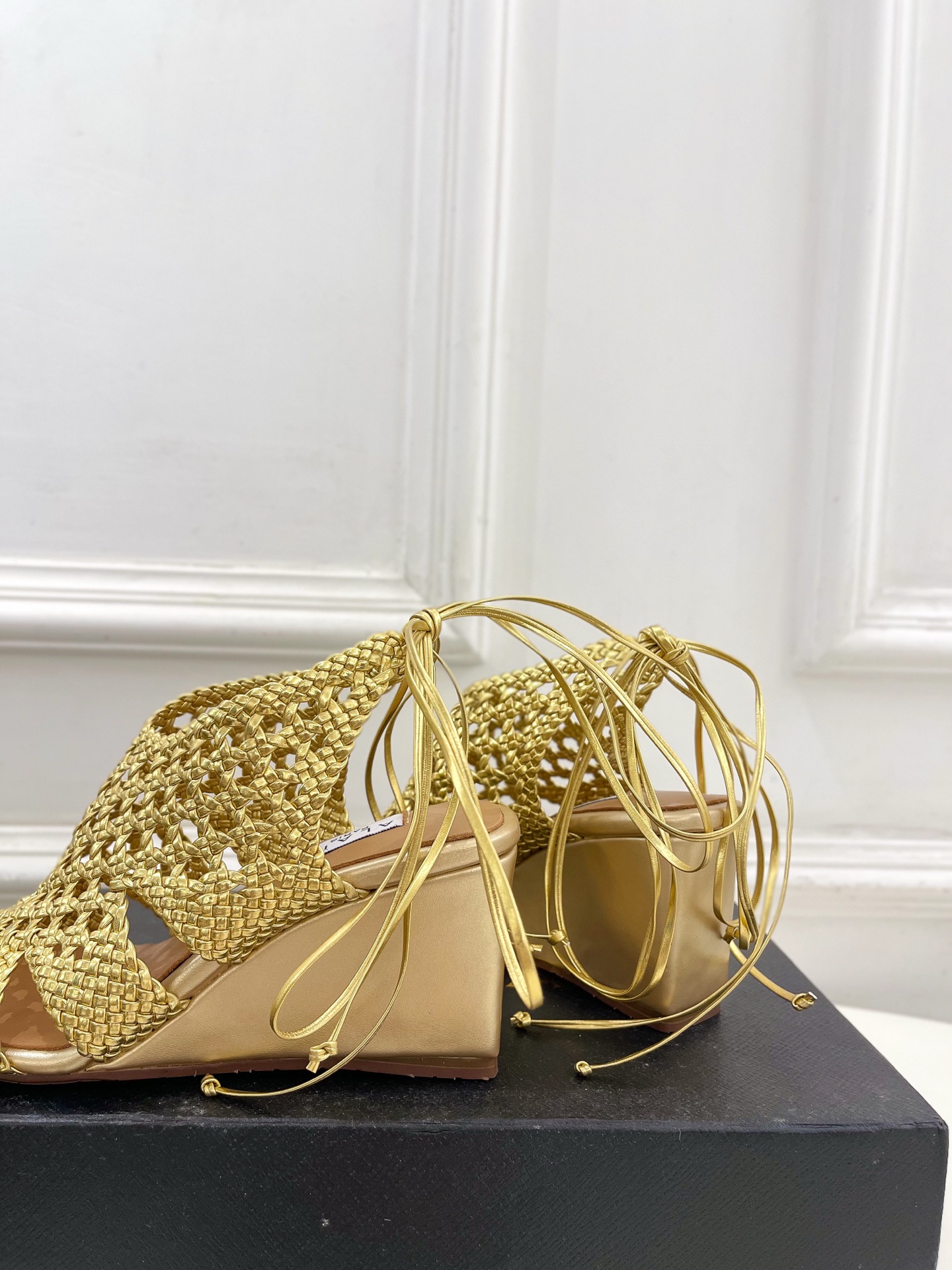 ALAÏA 阿莱亚25SS春夏新品 阿莱亚镂空编织坡跟凉鞋—————————Alaïa作为这两年最受欢迎