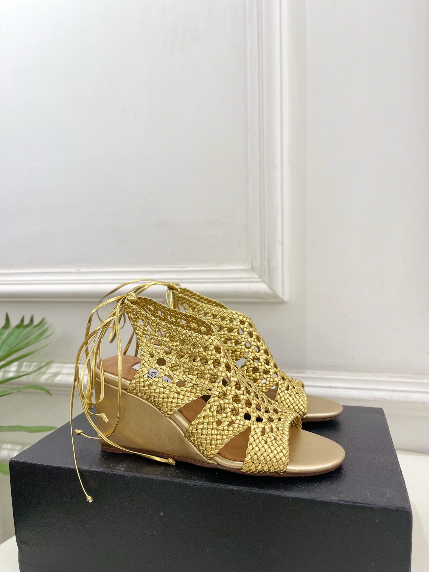 ALAÏA 阿莱亚25SS春夏新品 阿莱亚镂空编织坡跟凉鞋—————————Alaïa作为这两年最受欢迎