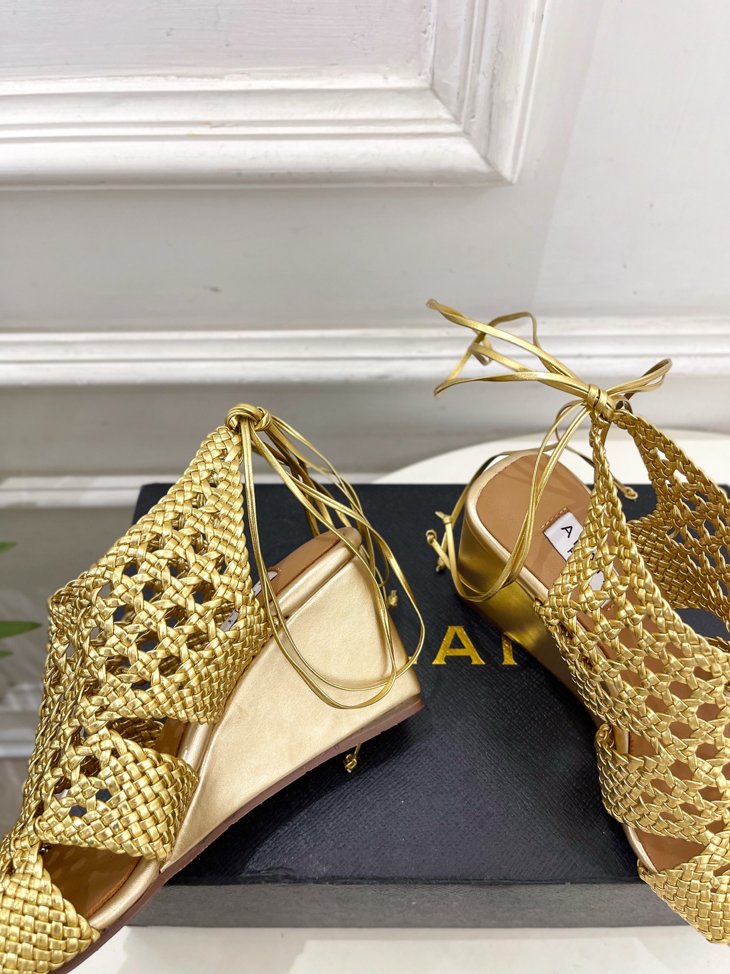 ALAÏA 阿莱亚25SS春夏新品 阿莱亚镂空编织坡跟凉鞋—————————Alaïa作为这两年最受欢迎