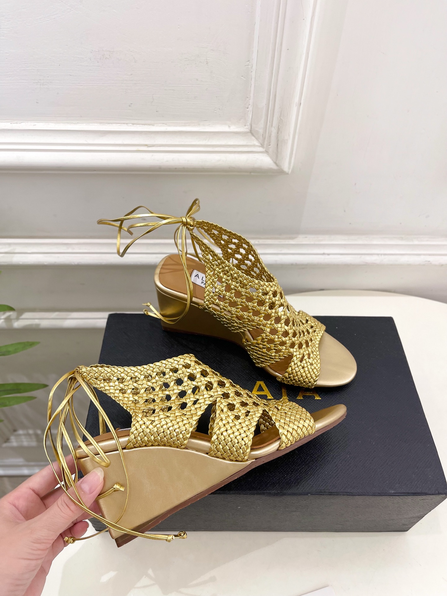 ALAÏA 阿莱亚25SS春夏新品 阿莱亚镂空编织坡跟凉鞋—————————Alaïa作为这两年最受欢迎
