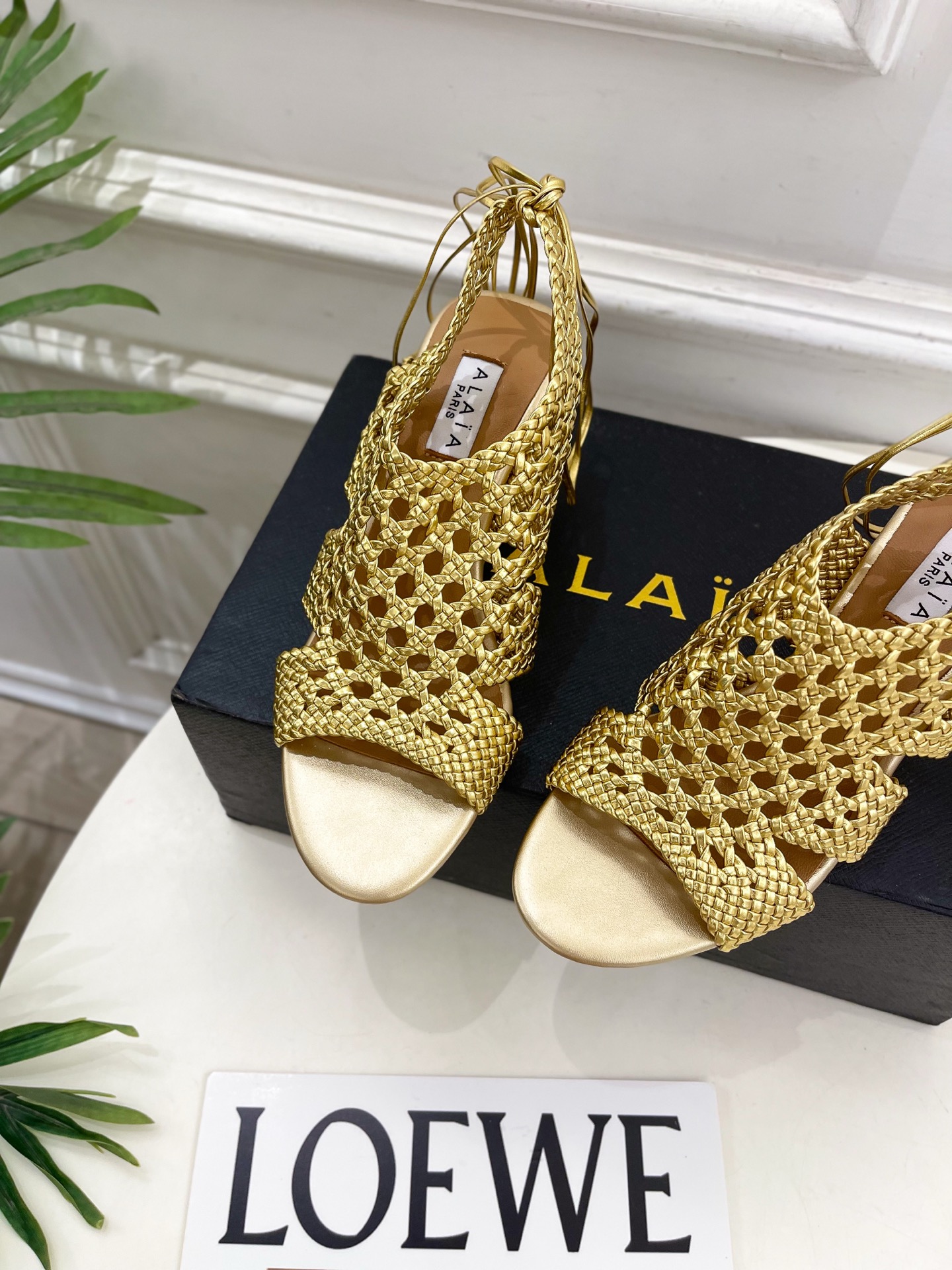 ALAÏA 阿莱亚25SS春夏新品 阿莱亚镂空编织坡跟凉鞋—————————Alaïa作为这两年最受欢迎