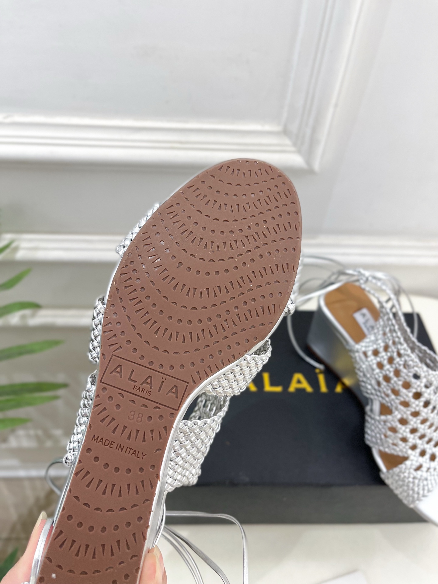ALAÏA 阿莱亚25SS春夏新品 阿莱亚镂空编织坡跟凉鞋—————————Alaïa作为这两年最受欢迎