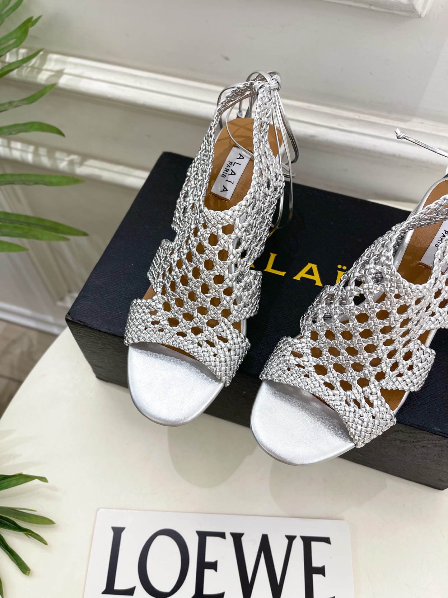 ALAÏA 阿莱亚25SS春夏新品 阿莱亚镂空编织坡跟凉鞋—————————Alaïa作为这两年最受欢迎