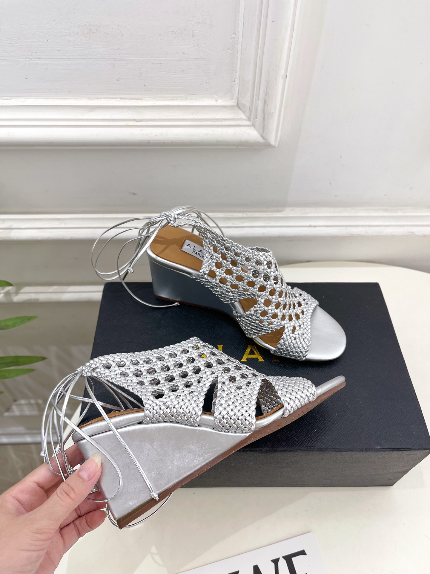 ALAÏA 阿莱亚25SS春夏新品 阿莱亚镂空编织坡跟凉鞋—————————Alaïa作为这两年最受欢迎