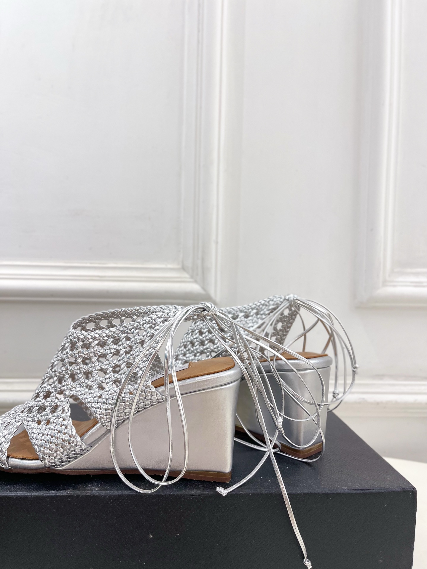 ALAÏA 阿莱亚25SS春夏新品 阿莱亚镂空编织坡跟凉鞋—————————Alaïa作为这两年最受欢迎