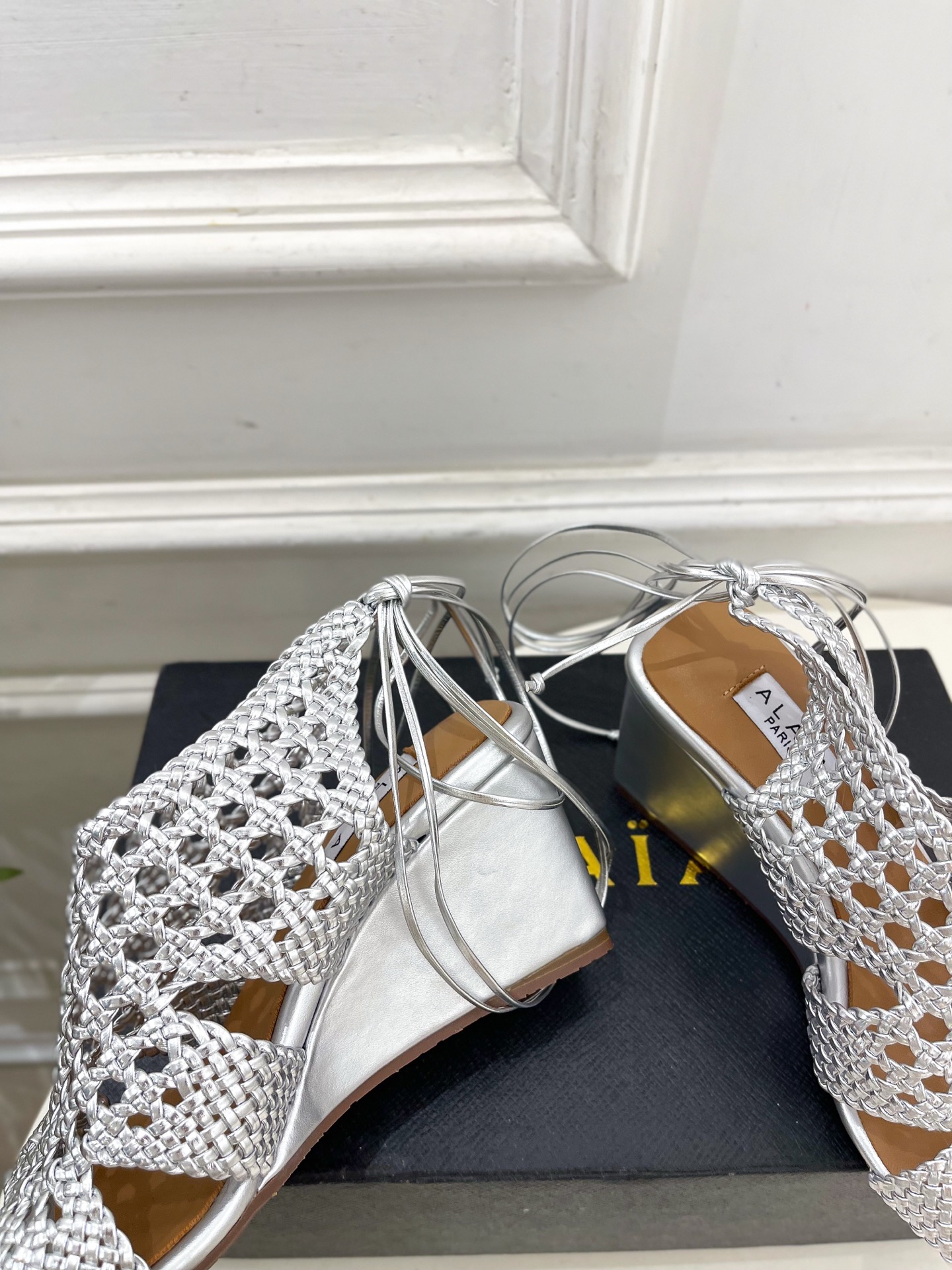 ALAÏA 阿莱亚25SS春夏新品 阿莱亚镂空编织坡跟凉鞋—————————Alaïa作为这两年最受欢迎