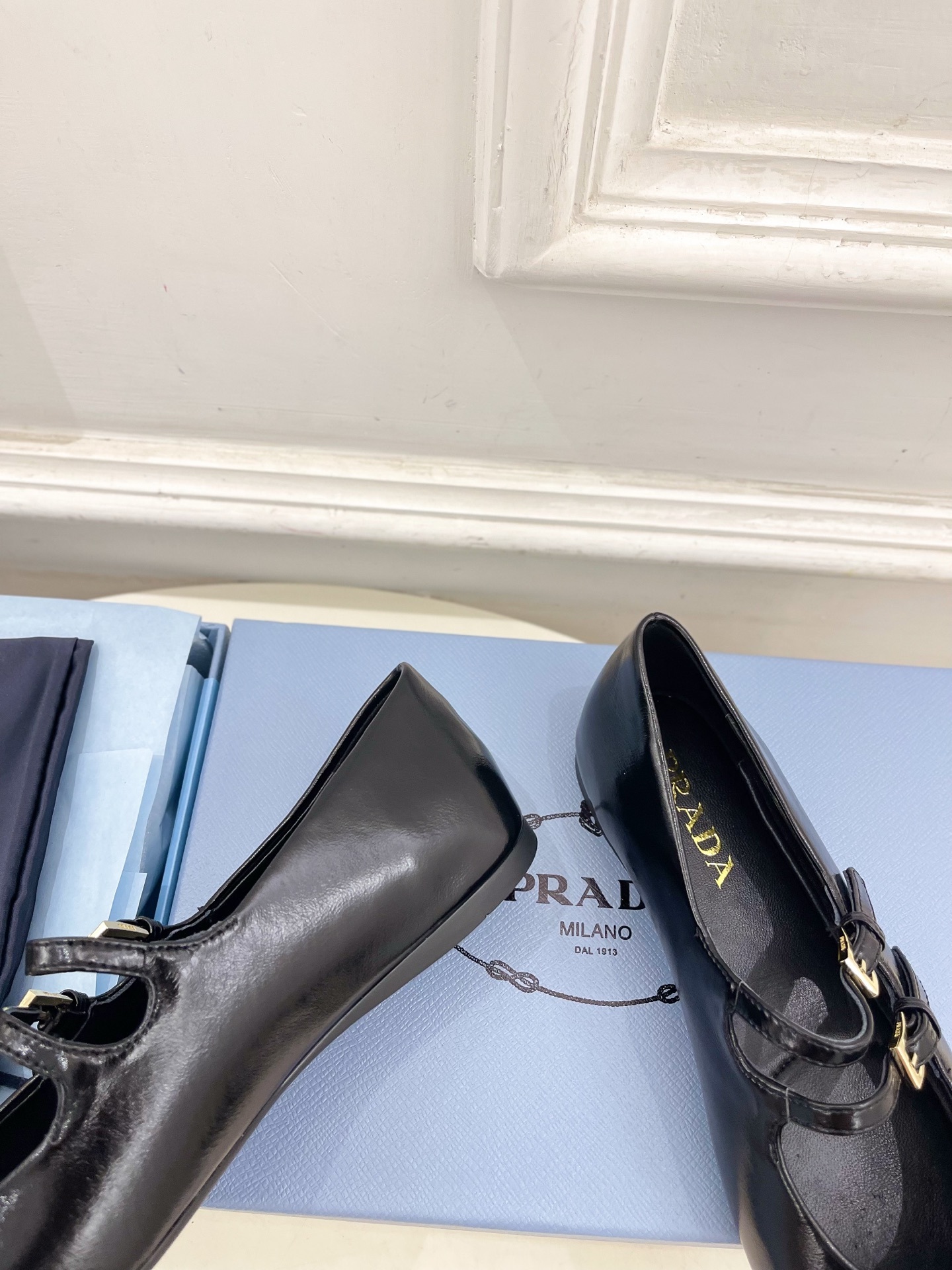 PRADA 普拉达 25𝐬𝐬 🌈专柜走秀款早春新款 经典三角标双扣带玛丽珍芭蕾鞋系列〰◽鞋面:原版高定制