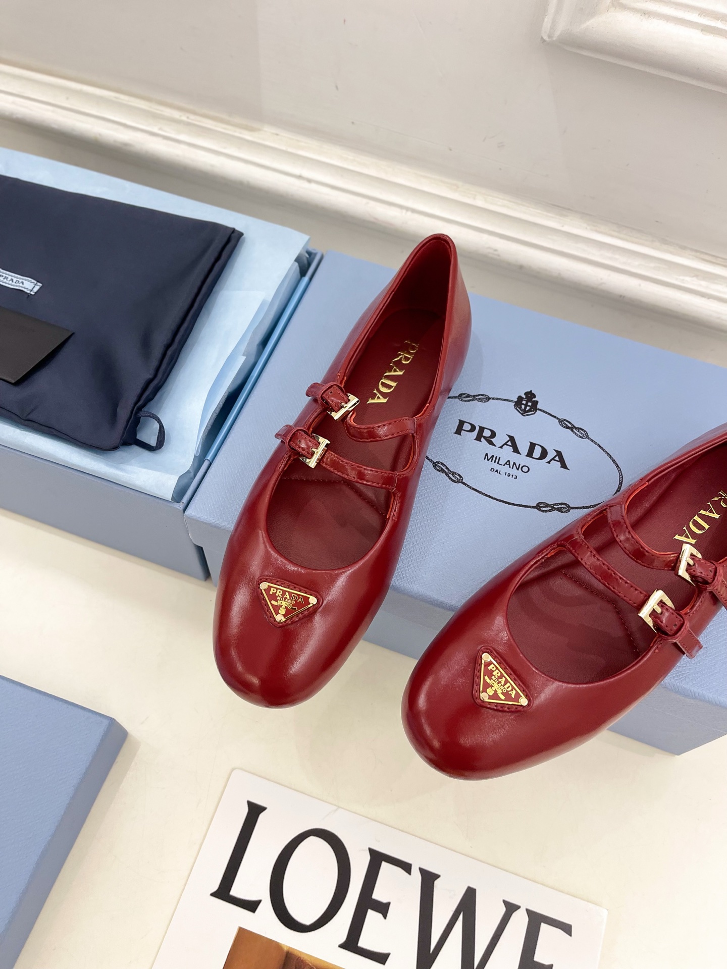 PRADA 普拉达 25𝐬𝐬 🌈专柜走秀款早春新款 经典三角标双扣带玛丽珍芭蕾鞋系列〰◽鞋面：原版高定制