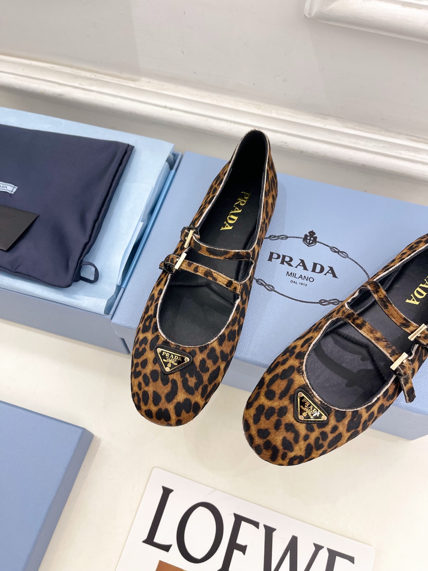 PRADA 普拉达 25𝐬𝐬 🌈专柜走秀款早春新款 经典三角标双扣带玛丽珍芭蕾鞋系列〰◽鞋面:原版高定制