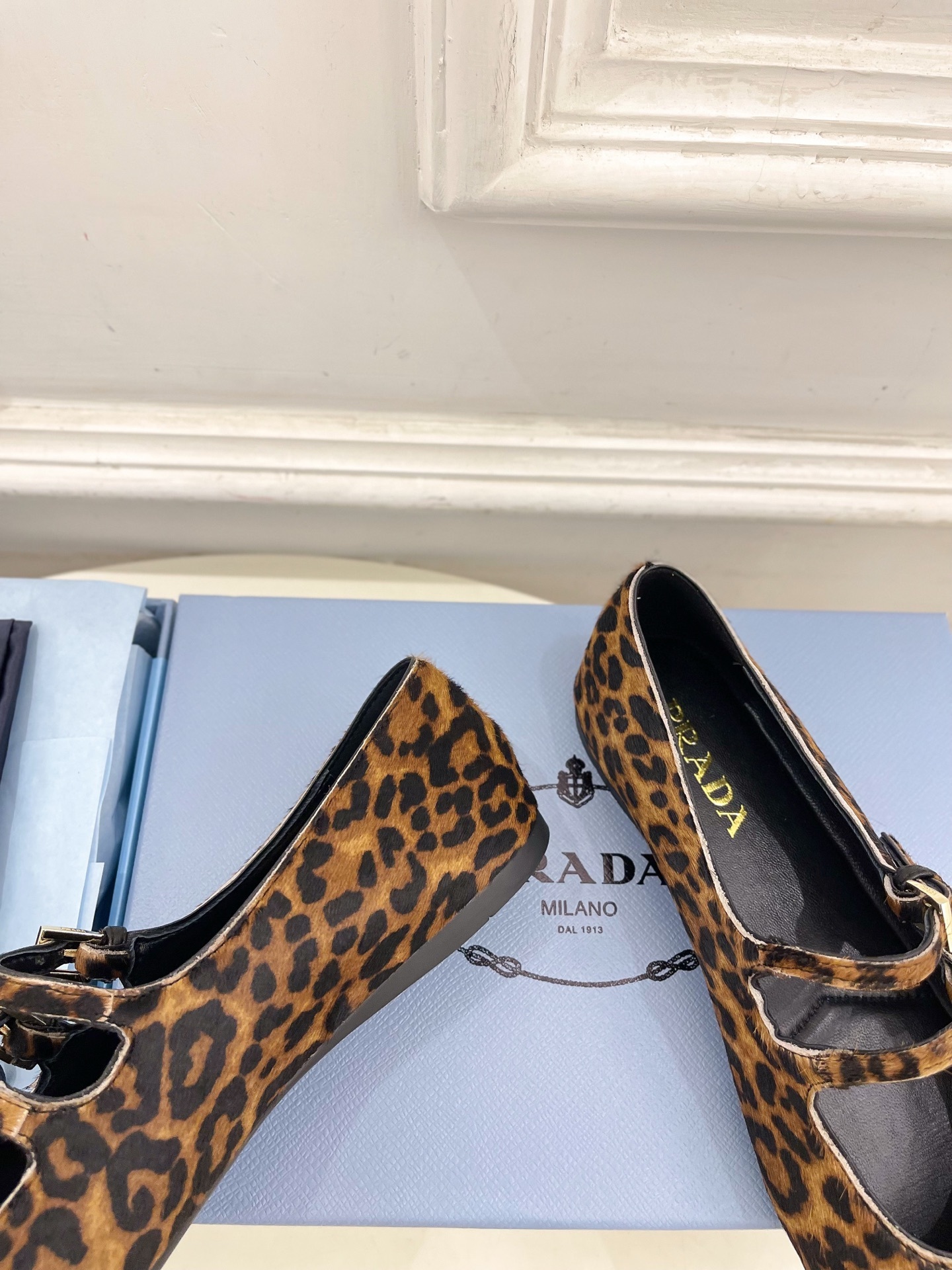 PRADA 普拉达 25𝐬𝐬 🌈专柜走秀款早春新款 经典三角标双扣带玛丽珍芭蕾鞋系列〰◽鞋面:原版高定制