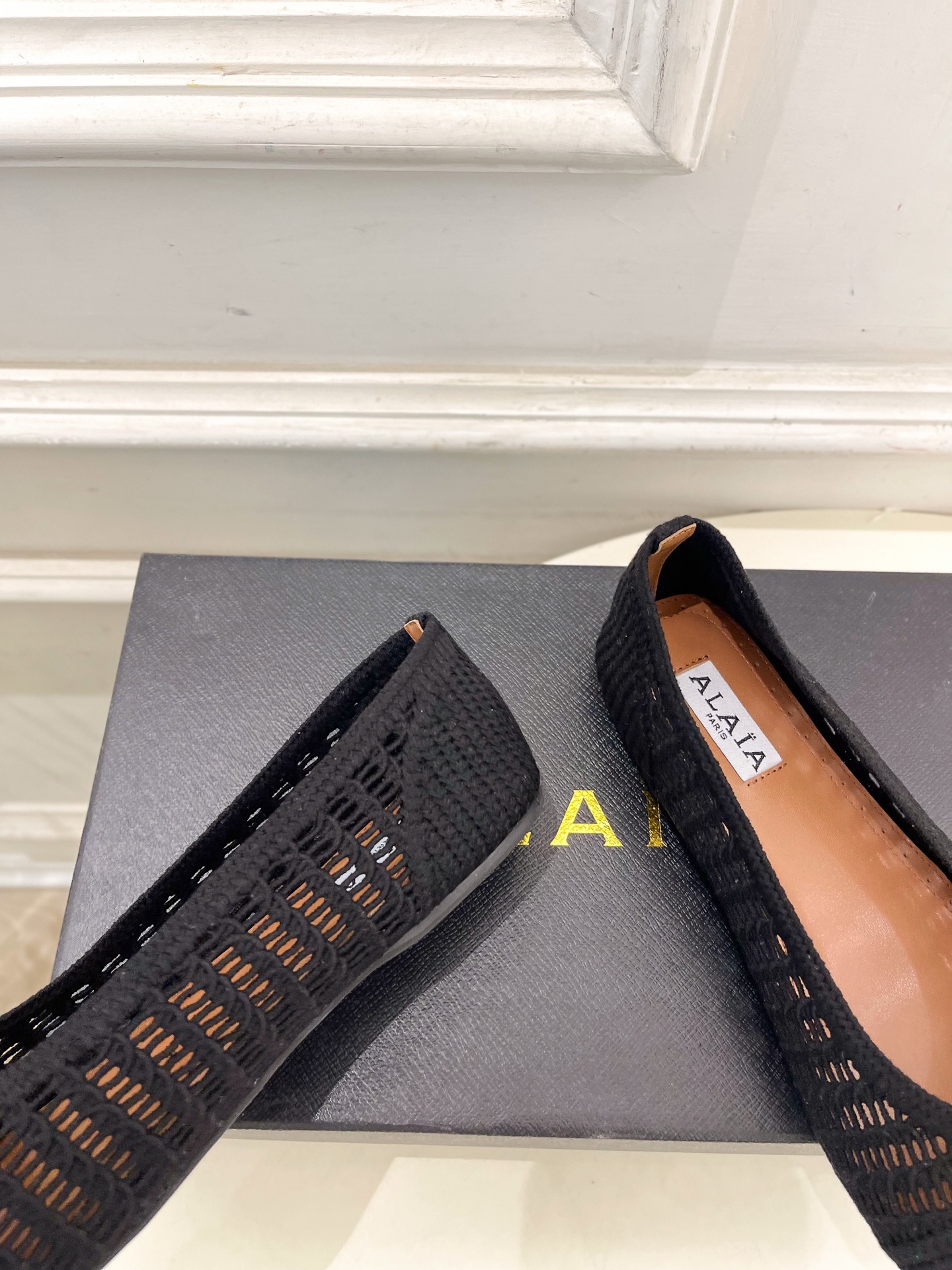 ALAÏA 阿莱亚25SS春夏新品 经典镂空编织玛丽珍平底鞋—————————Alaïa作为这两年最受欢