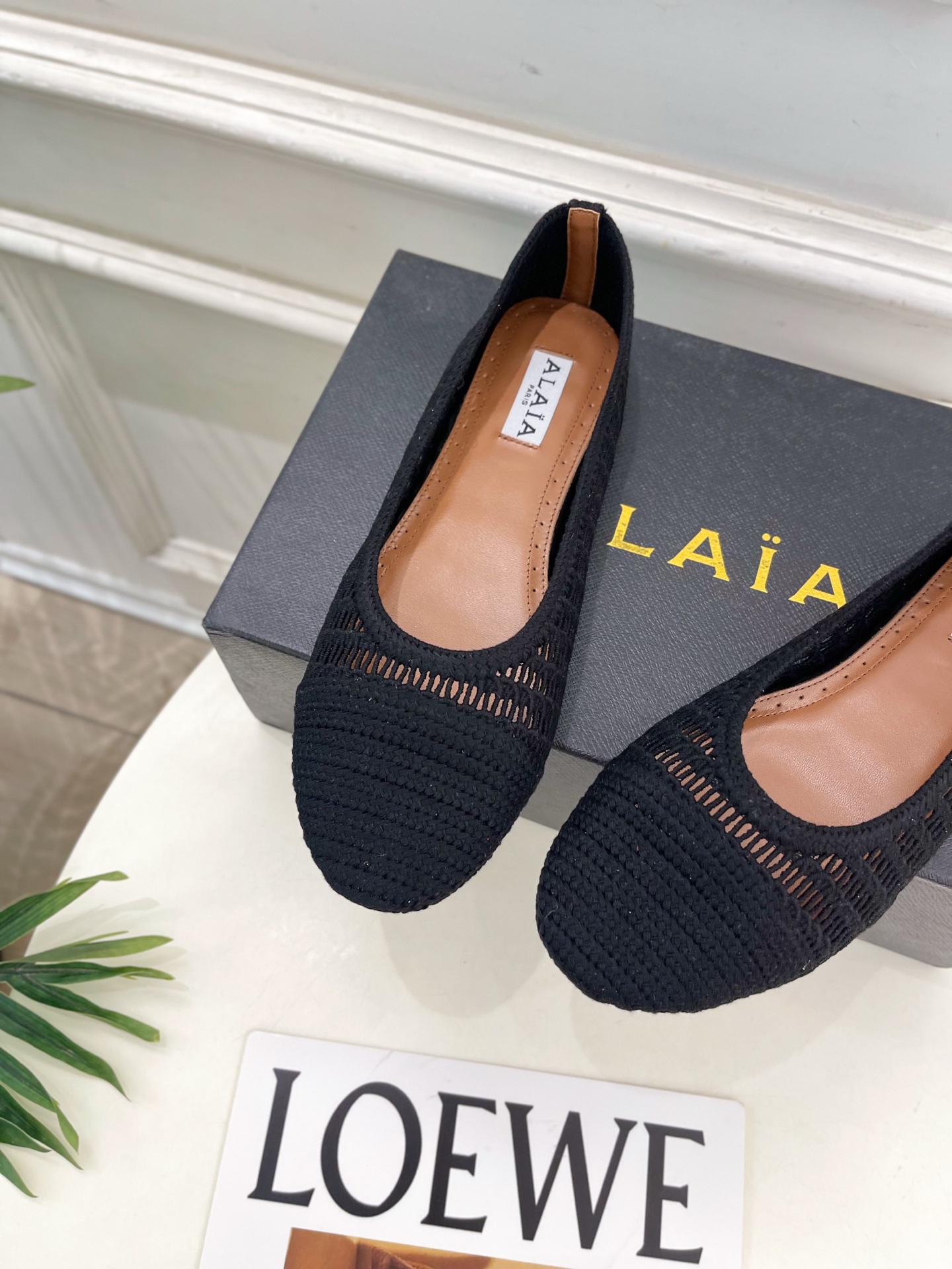 ALAÏA 阿莱亚25SS春夏新品 经典镂空编织玛丽珍平底鞋—————————Alaïa作为这两年最受欢