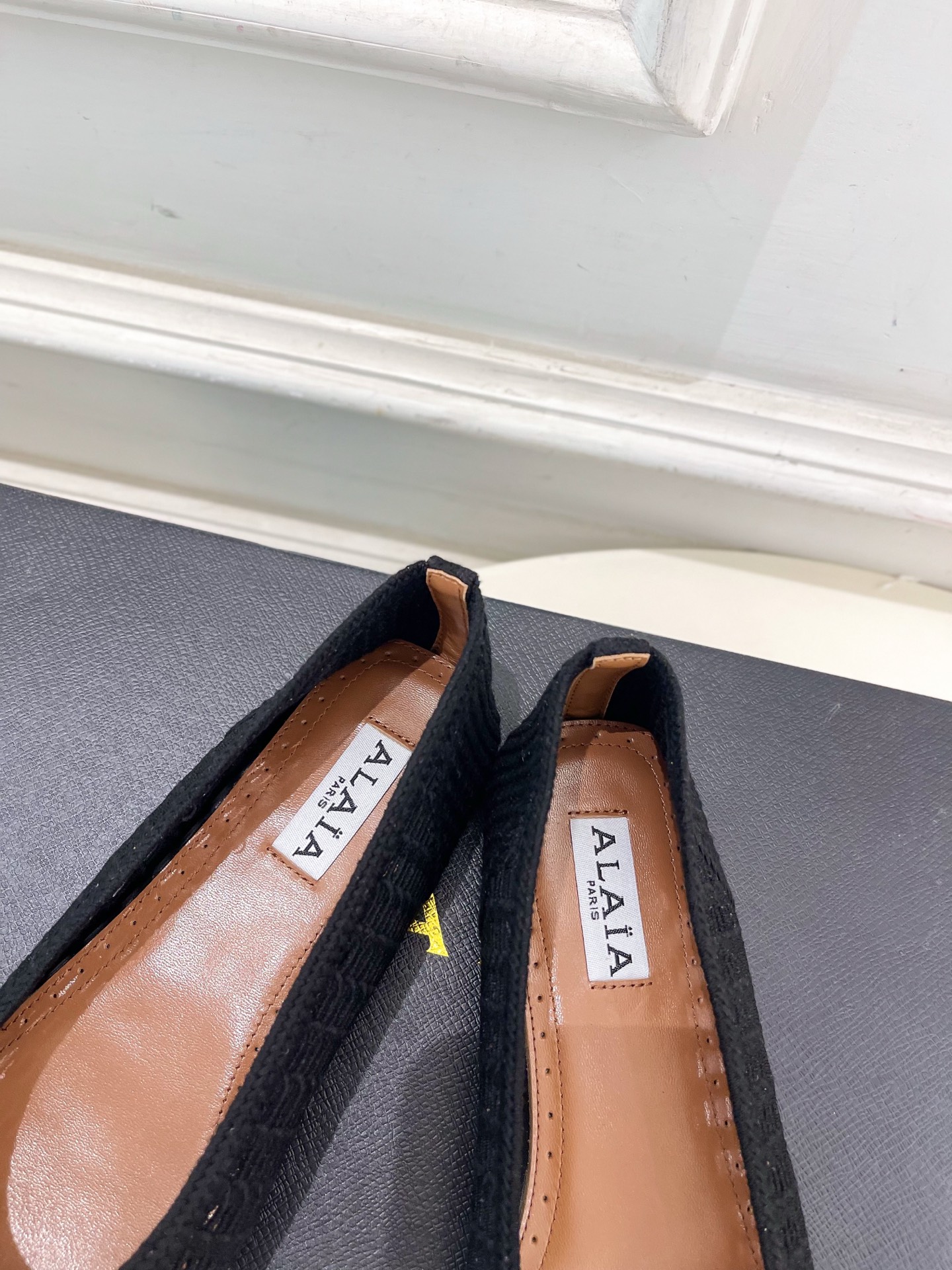 ALAÏA 阿莱亚25SS春夏新品 经典镂空编织玛丽珍平底鞋—————————Alaïa作为这两年最受欢