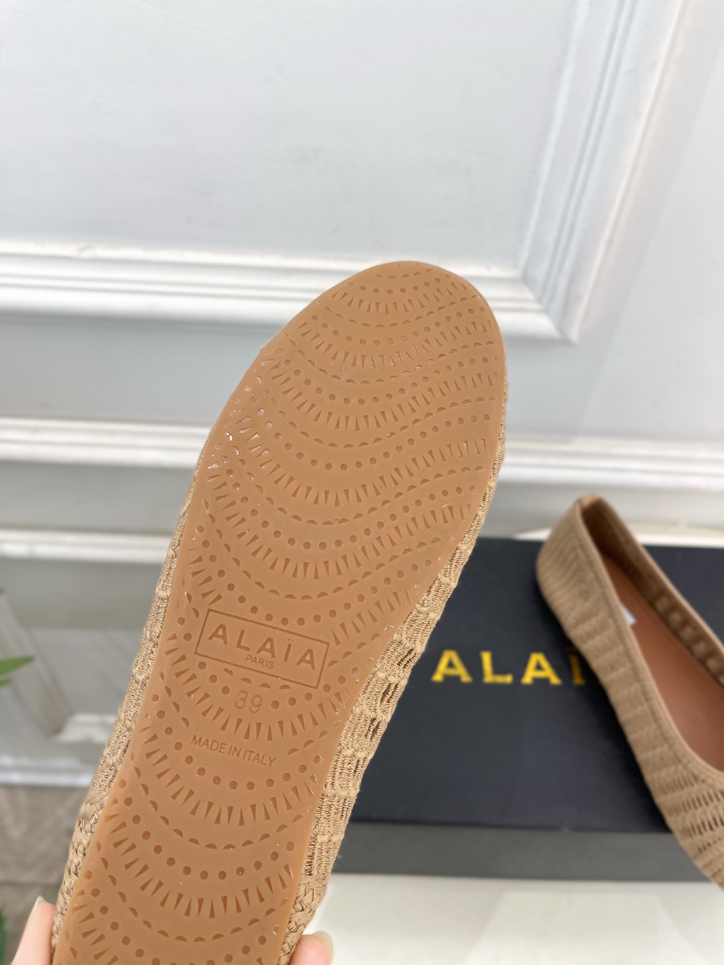 ALAÏA 阿莱亚25SS春夏新品 经典镂空编织玛丽珍平底鞋—————————Alaïa作为这两年最受欢