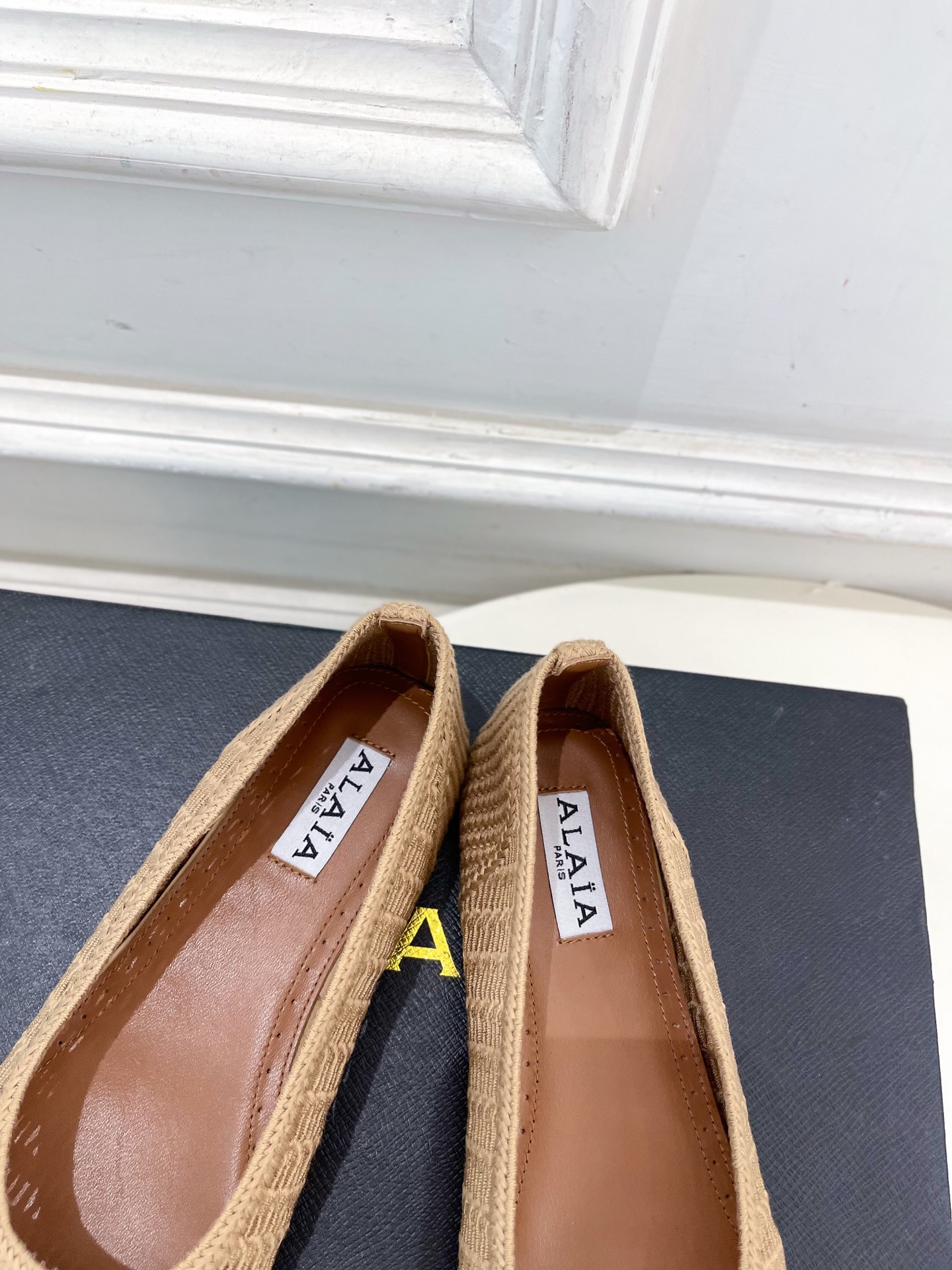 ALAÏA 阿莱亚25SS春夏新品 经典镂空编织玛丽珍平底鞋—————————Alaïa作为这两年最受欢