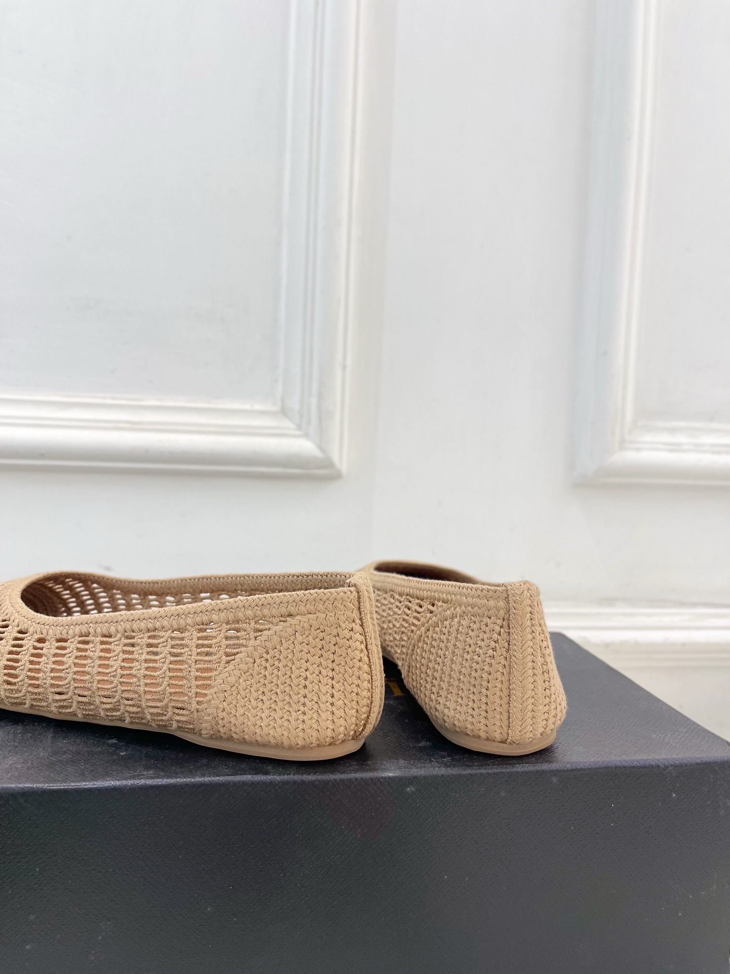 ALAÏA 阿莱亚25SS春夏新品 经典镂空编织玛丽珍平底鞋—————————Alaïa作为这两年最受欢