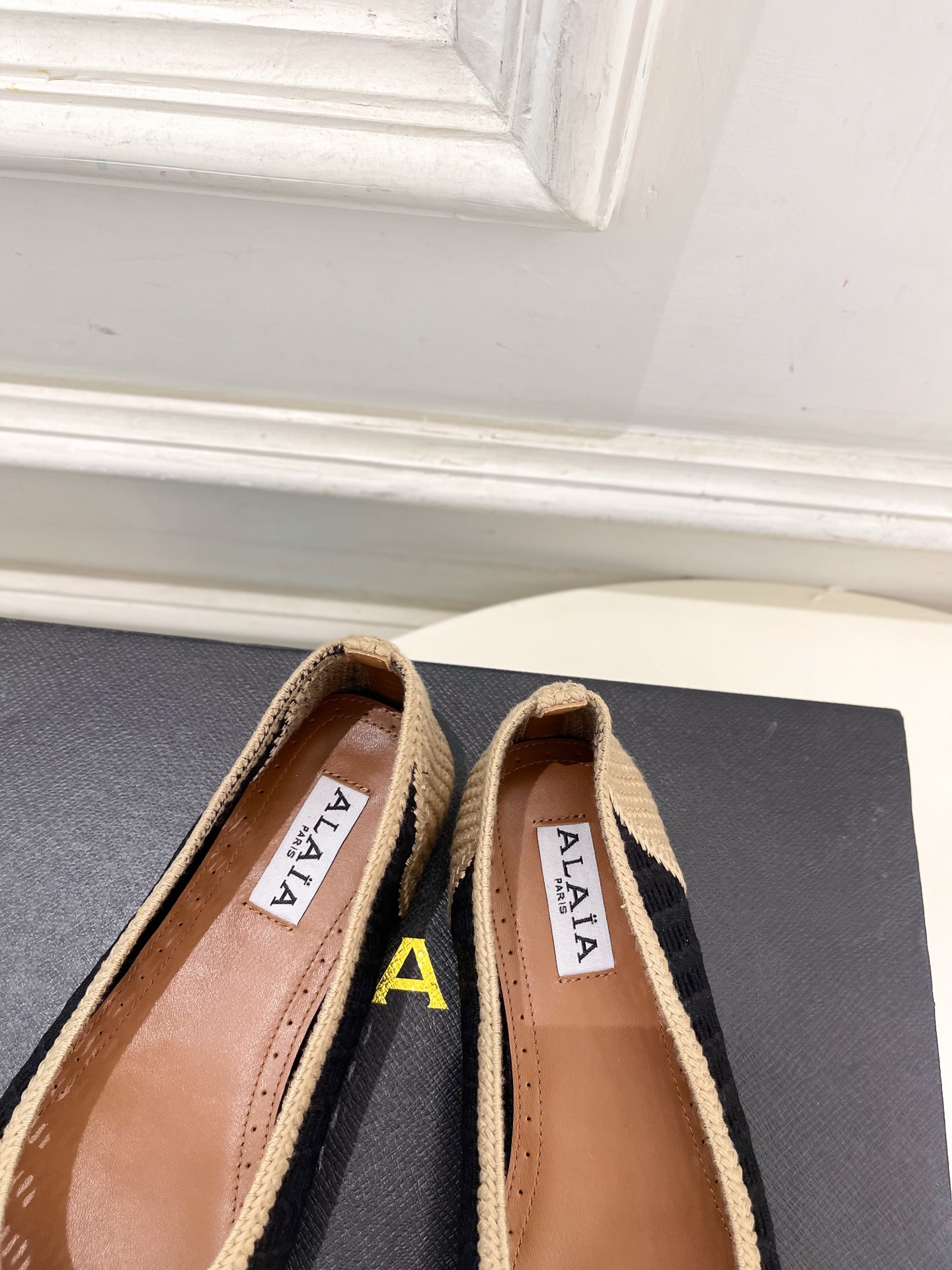 ALAÏA 阿莱亚25SS春夏新品 经典镂空编织玛丽珍平底鞋—————————Alaïa作为这两年最受欢