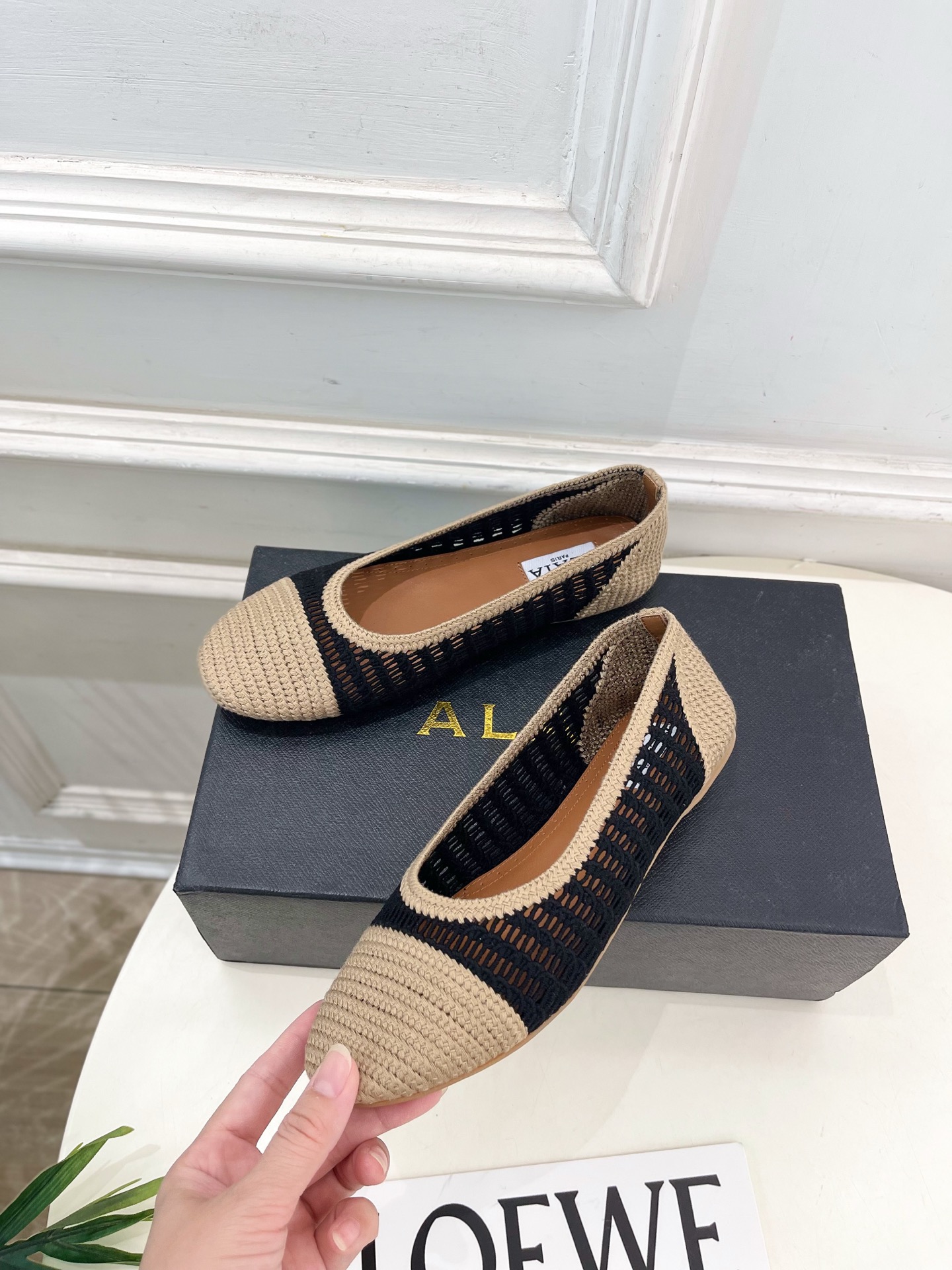 ALAÏA 阿莱亚25SS春夏新品 经典镂空编织玛丽珍平底鞋—————————Alaïa作为这两年最受欢