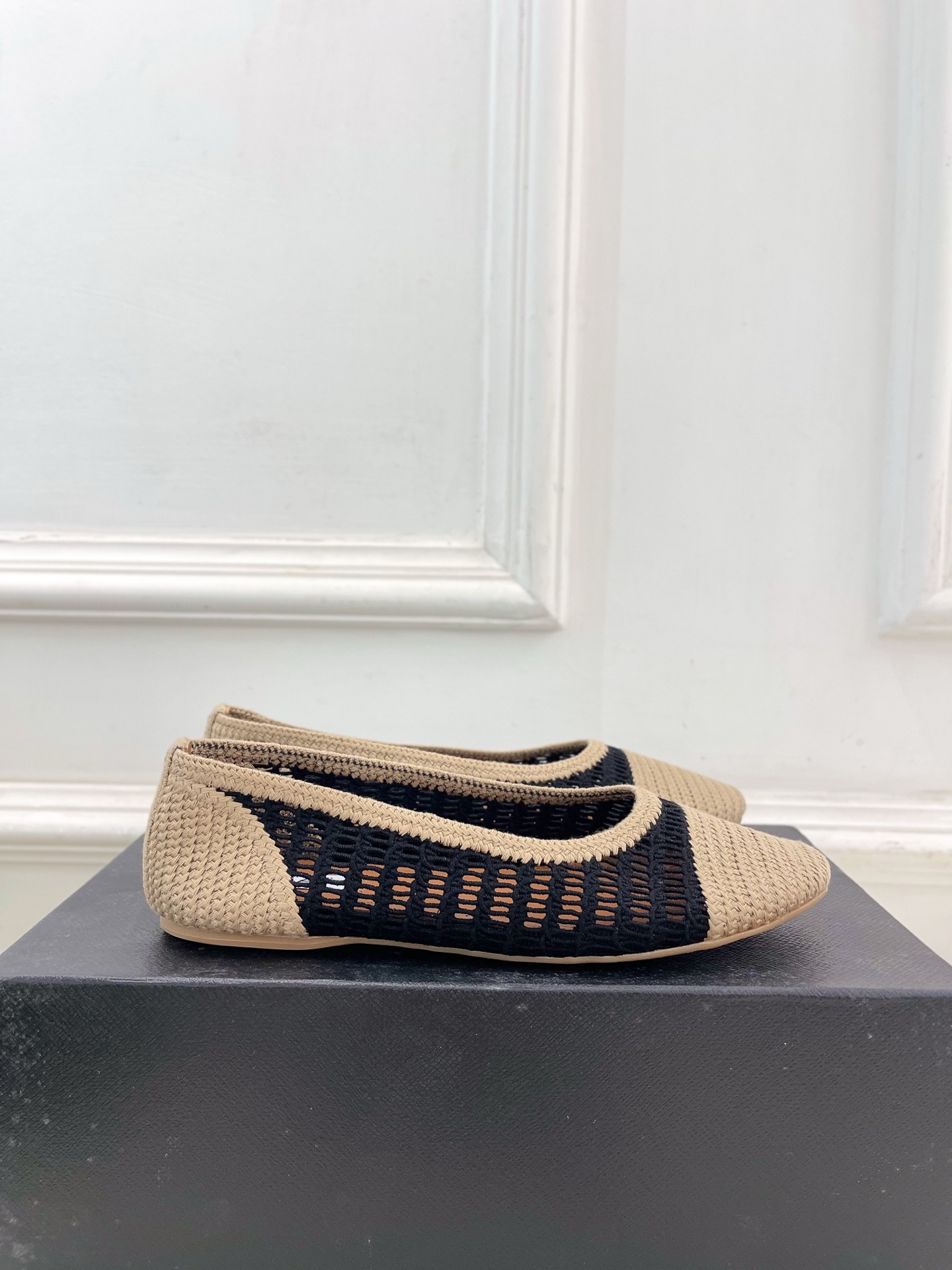 ALAÏA 阿莱亚25SS春夏新品 经典镂空编织玛丽珍平底鞋—————————Alaïa作为这两年最受欢
