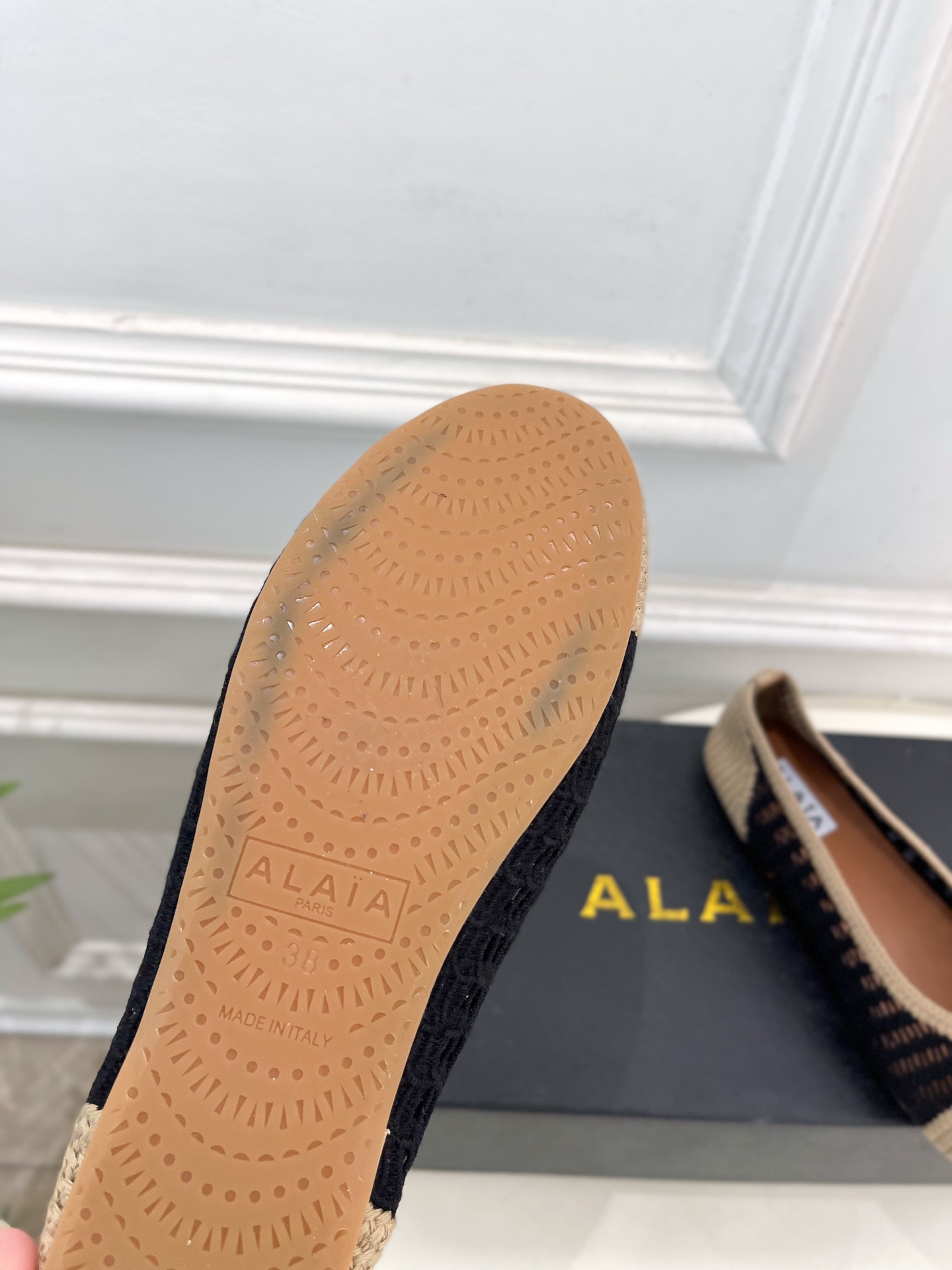 ALAÏA 阿莱亚25SS春夏新品 经典镂空编织玛丽珍平底鞋—————————Alaïa作为这两年最受欢