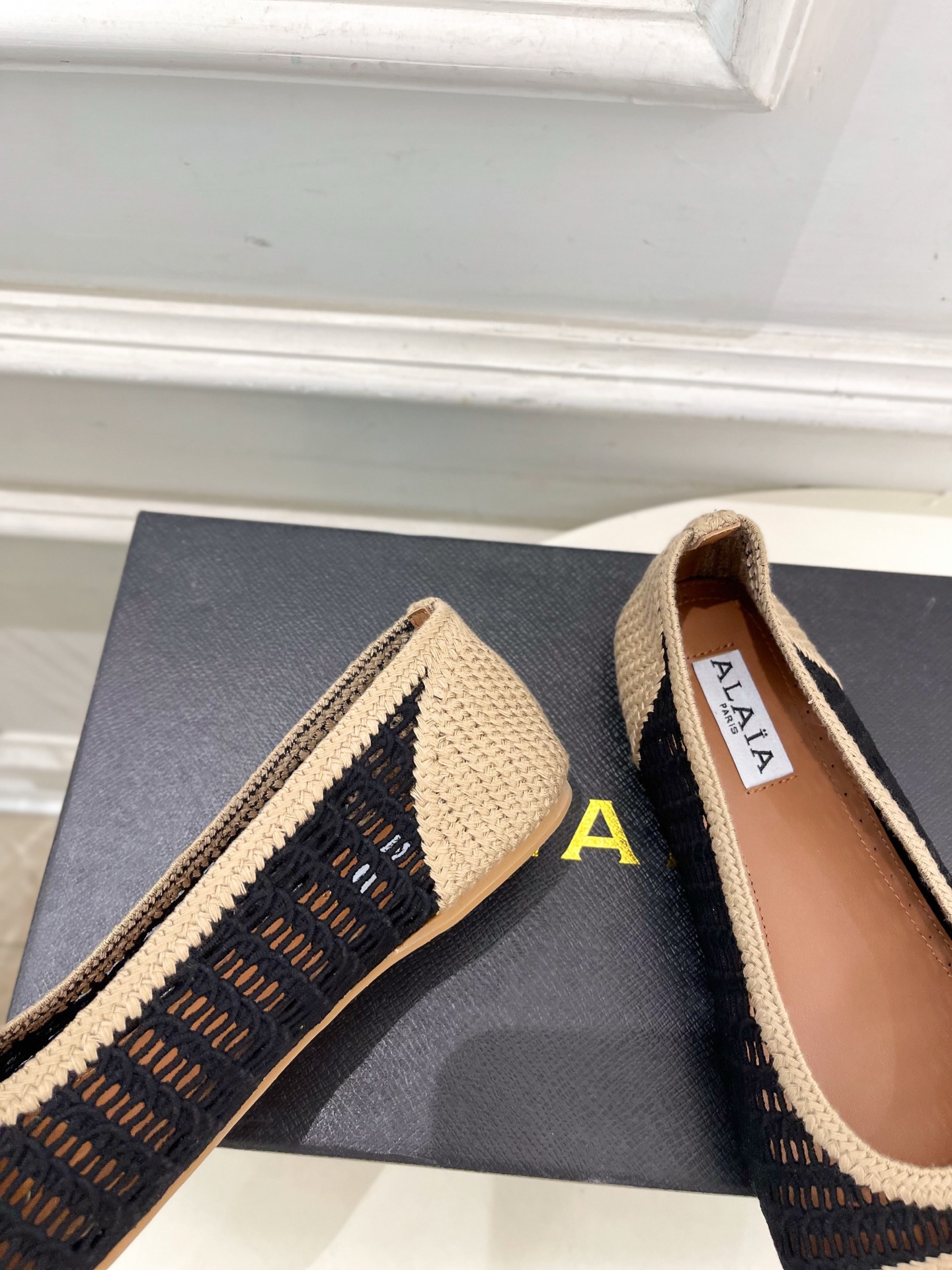 ALAÏA 阿莱亚25SS春夏新品 经典镂空编织玛丽珍平底鞋—————————Alaïa作为这两年最受欢