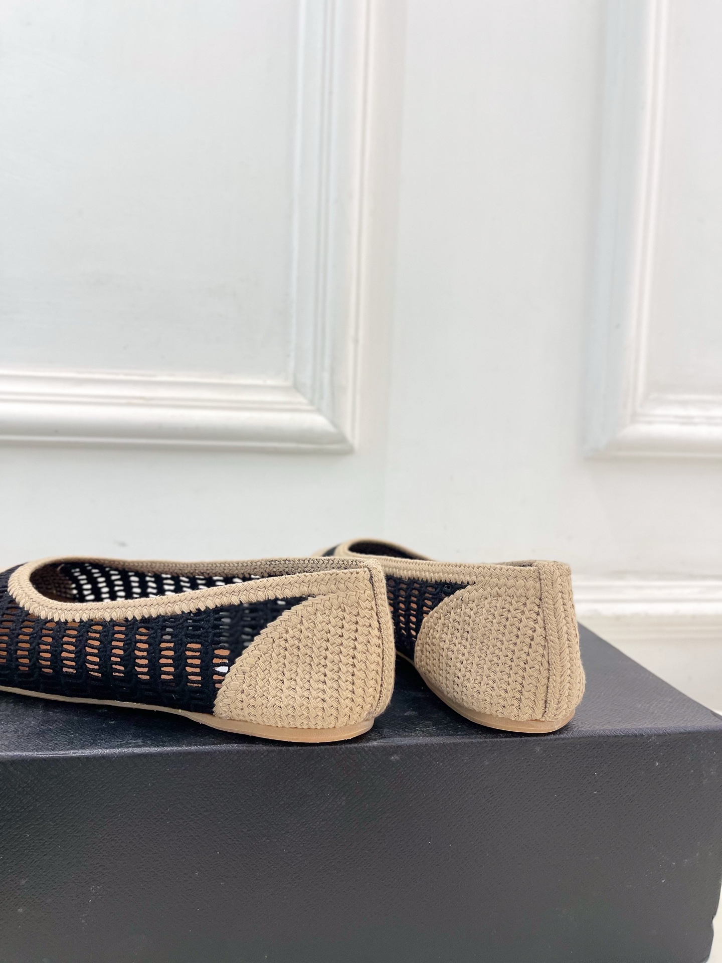 ALAÏA 阿莱亚25SS春夏新品 经典镂空编织玛丽珍平底鞋—————————Alaïa作为这两年最受欢