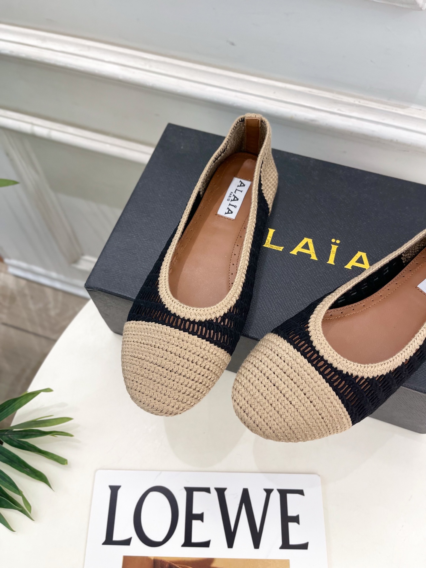 ALAÏA 阿莱亚25SS春夏新品 经典镂空编织玛丽珍平底鞋—————————Alaïa作为这两年最受欢