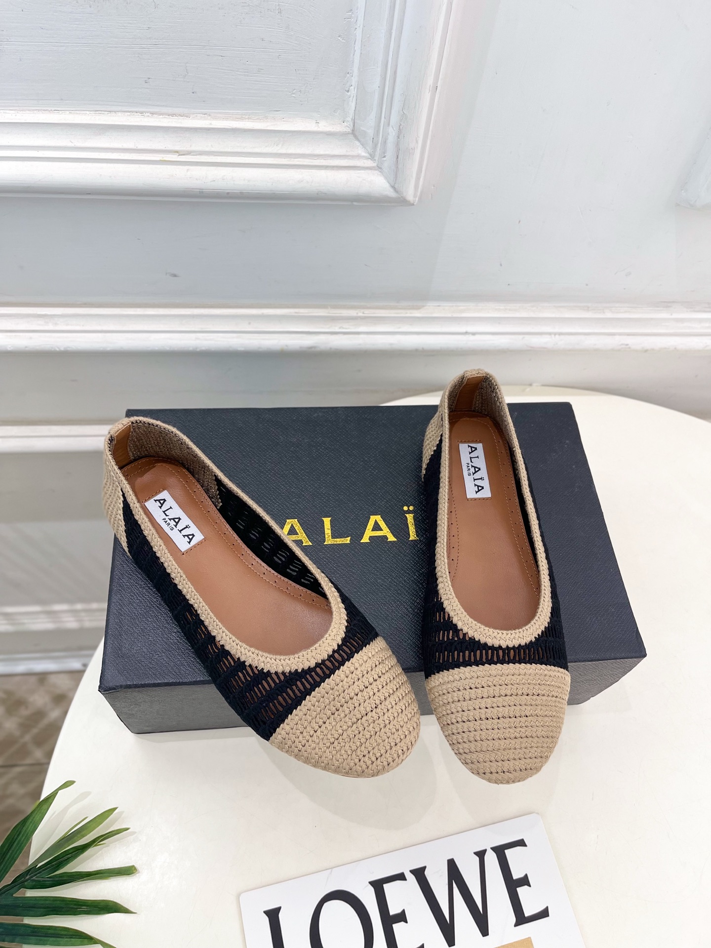 ALAÏA 阿莱亚25SS春夏新品 经典镂空编织玛丽珍平底鞋—————————Alaïa作为这两年最受欢