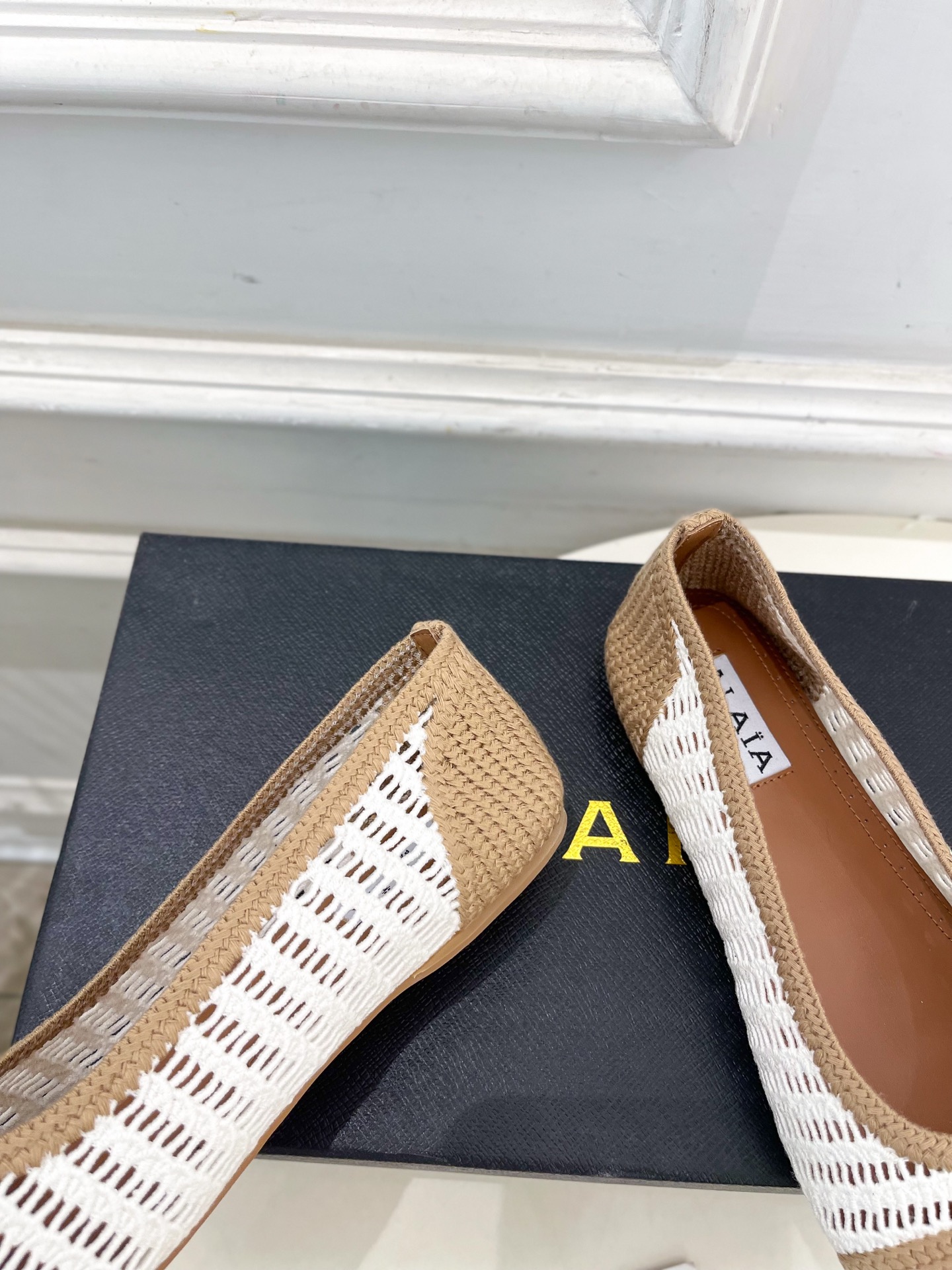 ALAÏA 阿莱亚25SS春夏新品 经典镂空编织玛丽珍平底鞋—————————Alaïa作为这两年最受欢