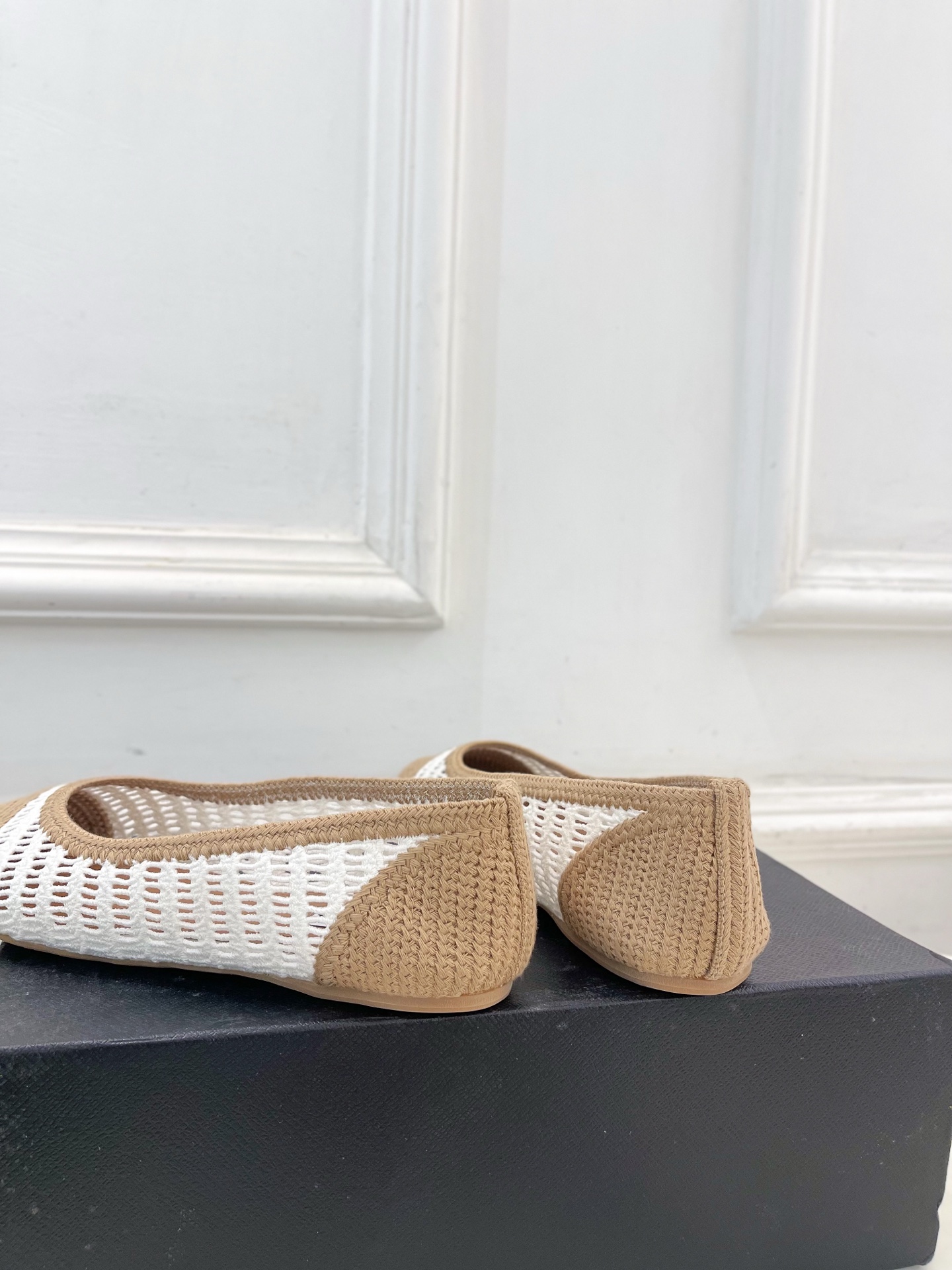 ALAÏA 阿莱亚25SS春夏新品 经典镂空编织玛丽珍平底鞋—————————Alaïa作为这两年最受欢