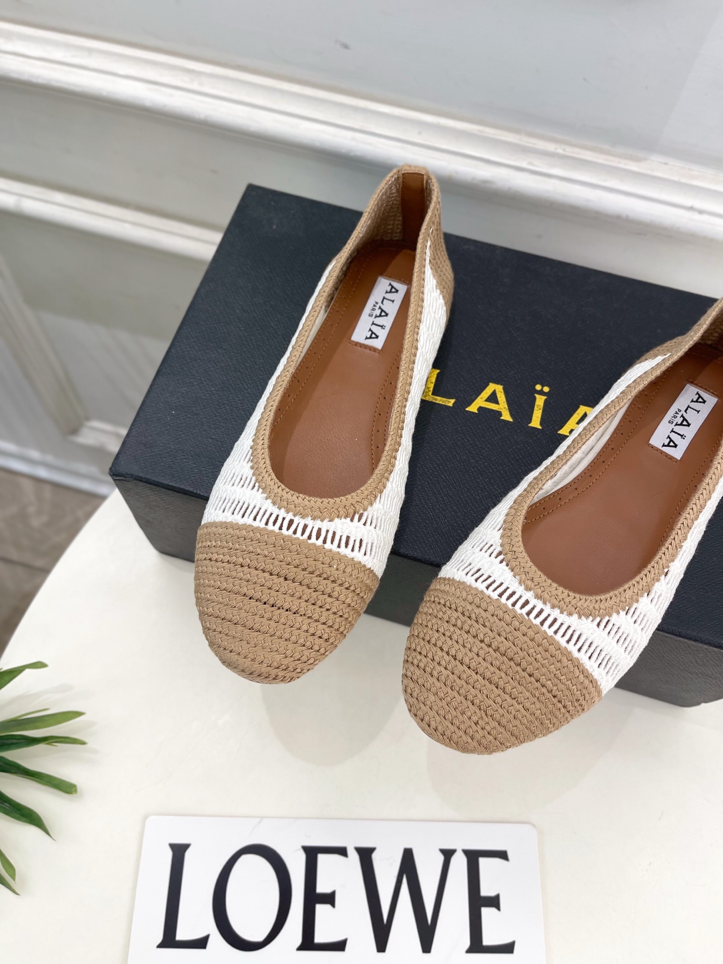 ALAÏA 阿莱亚25SS春夏新品 经典镂空编织玛丽珍平底鞋—————————Alaïa作为这两年最受欢