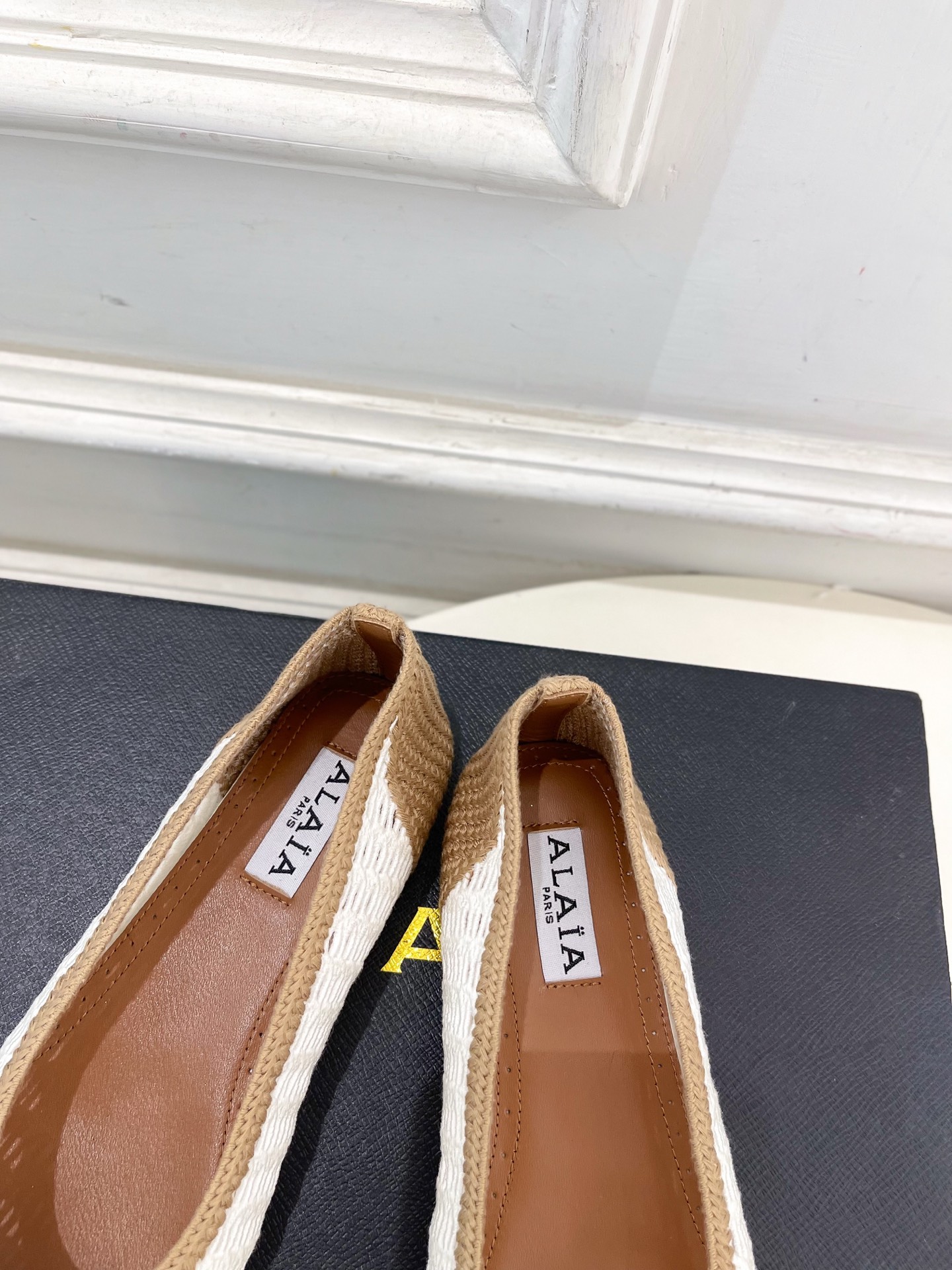 ALAÏA 阿莱亚25SS春夏新品 经典镂空编织玛丽珍平底鞋—————————Alaïa作为这两年最受欢