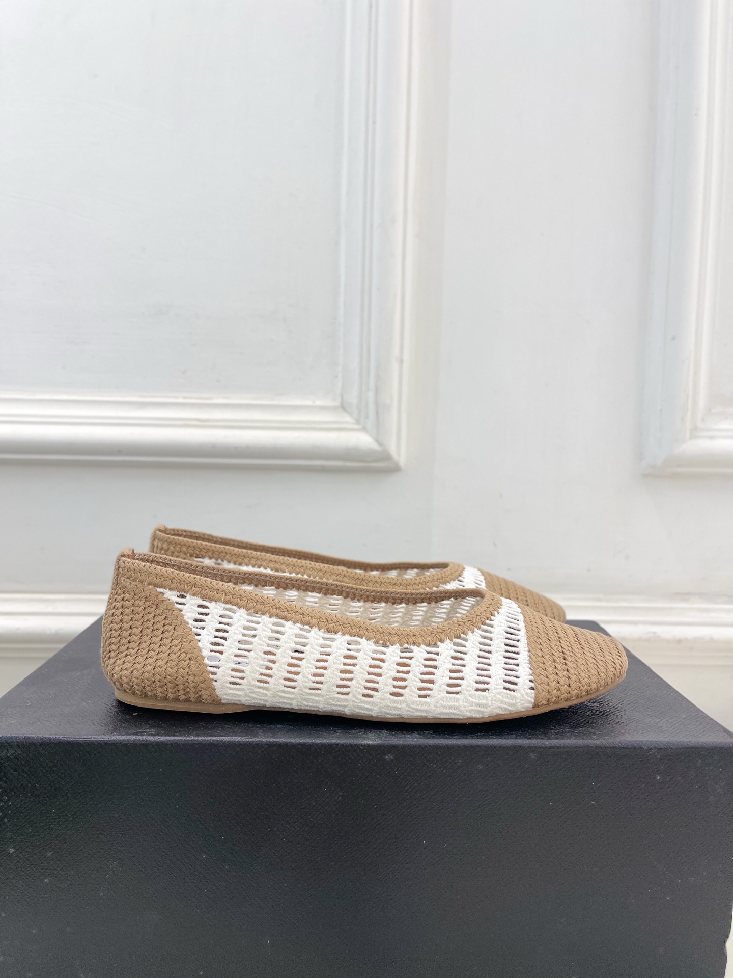 ALAÏA 阿莱亚25SS春夏新品 经典镂空编织玛丽珍平底鞋—————————Alaïa作为这两年最受欢