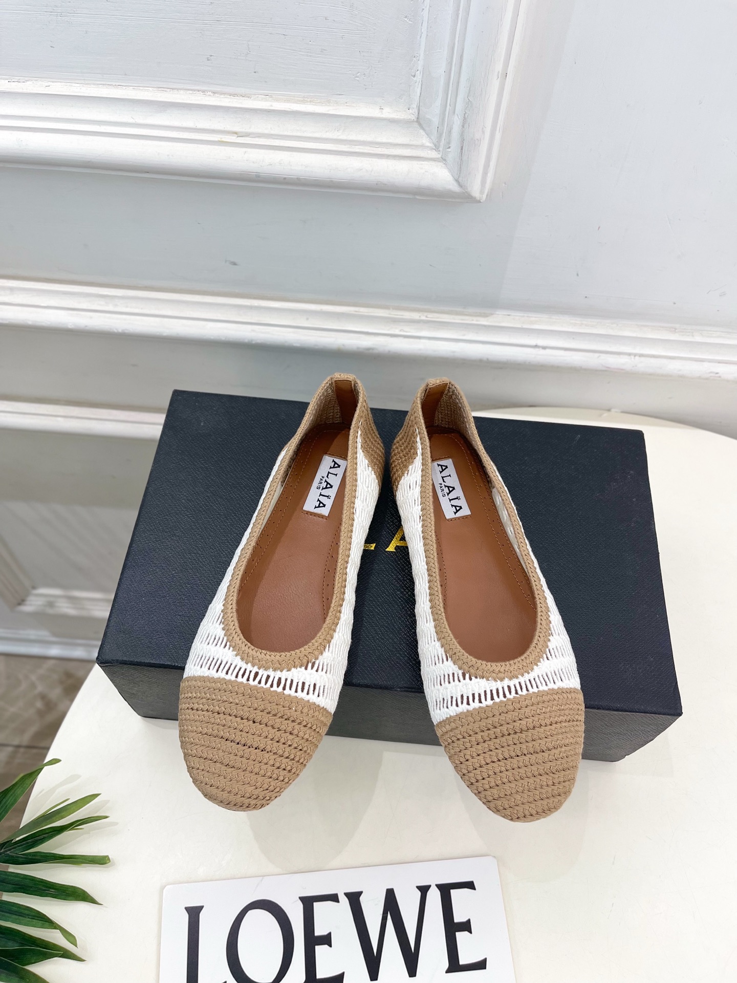 ALAÏA 阿莱亚25SS春夏新品 经典镂空编织玛丽珍平底鞋—————————Alaïa作为这两年最受欢