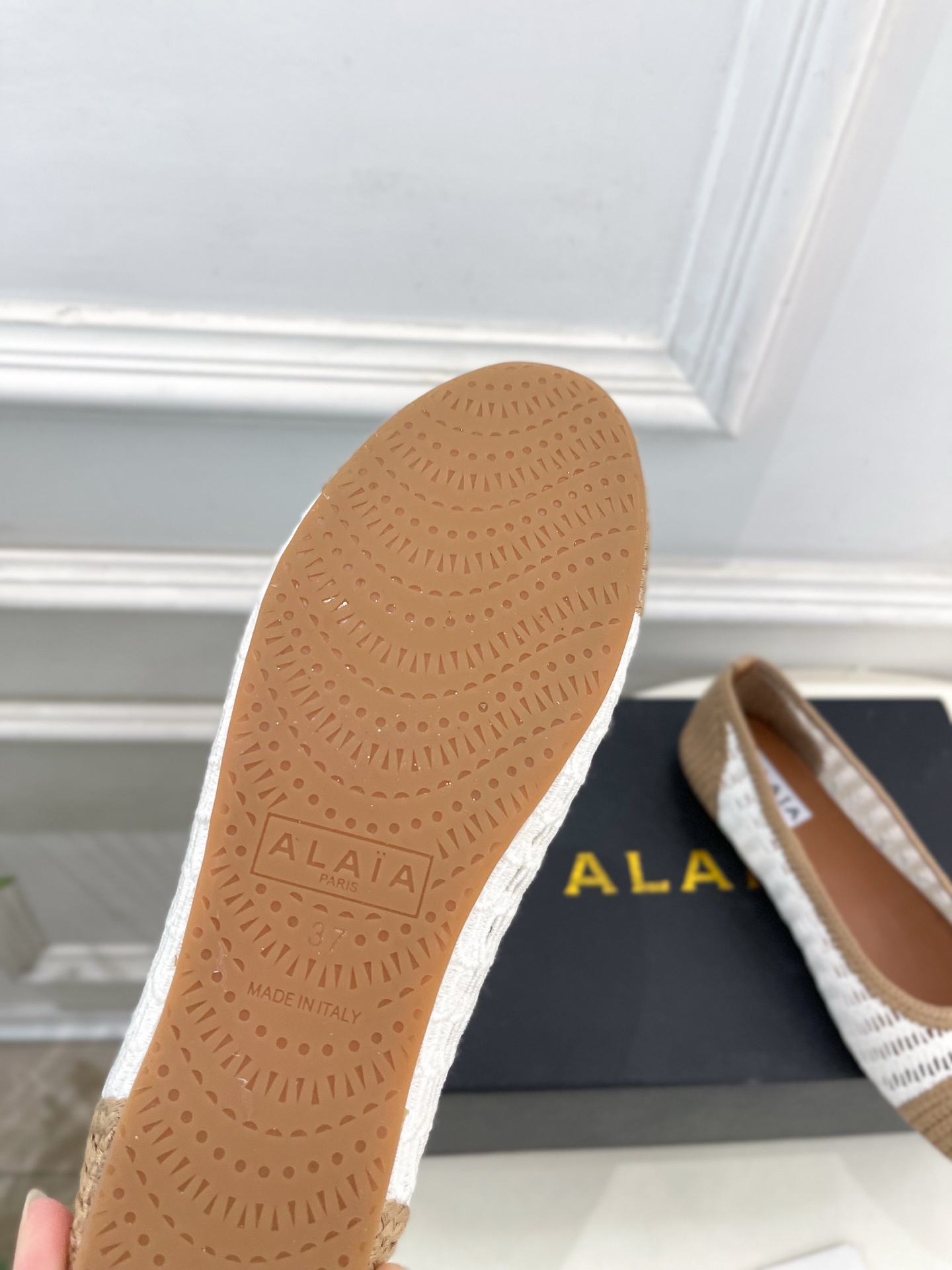 ALAÏA 阿莱亚25SS春夏新品 经典镂空编织玛丽珍平底鞋—————————Alaïa作为这两年最受欢