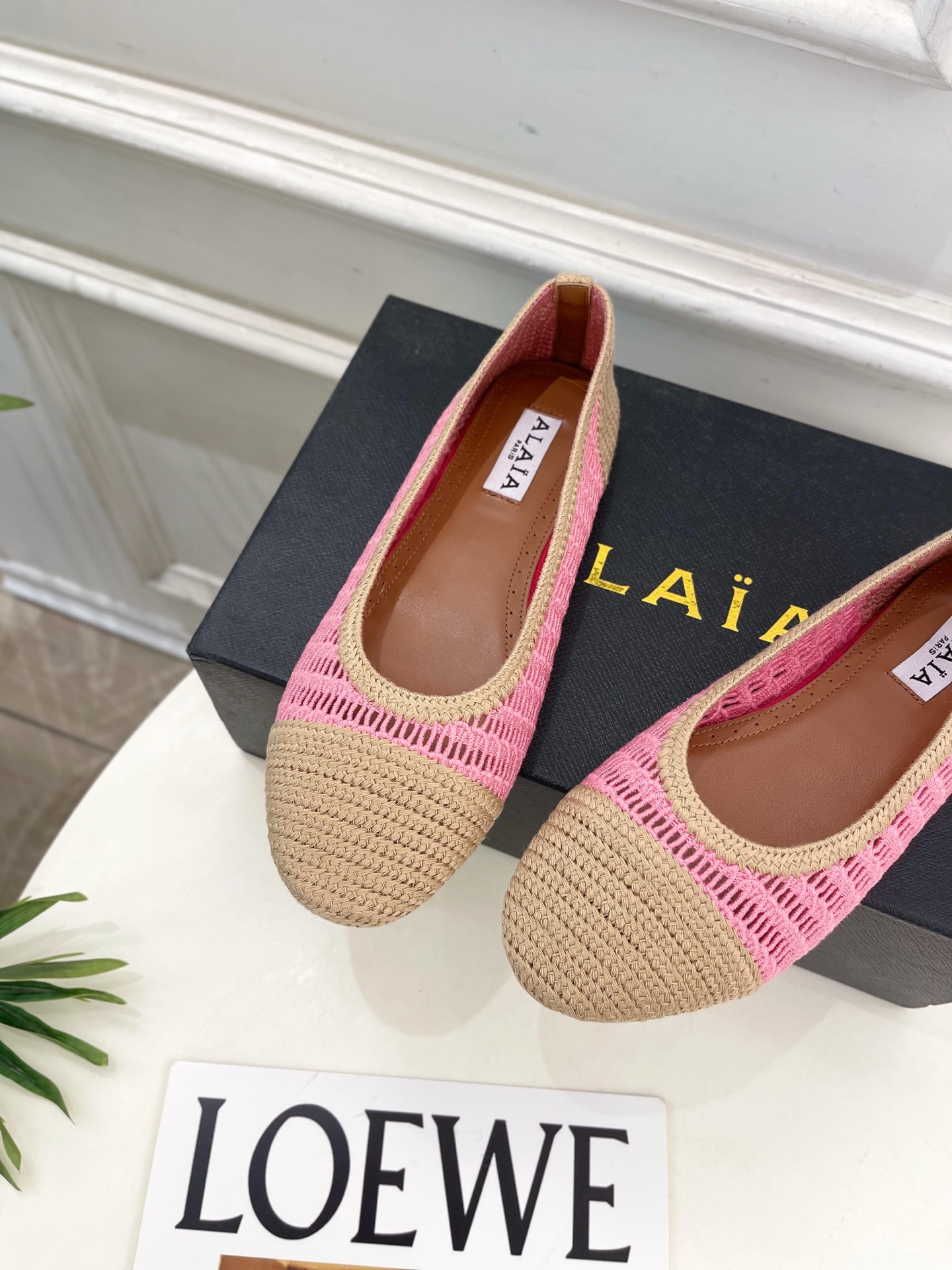 ALAÏA 阿莱亚25SS春夏新品 经典镂空编织玛丽珍平底鞋—————————Alaïa作为这两年最受欢