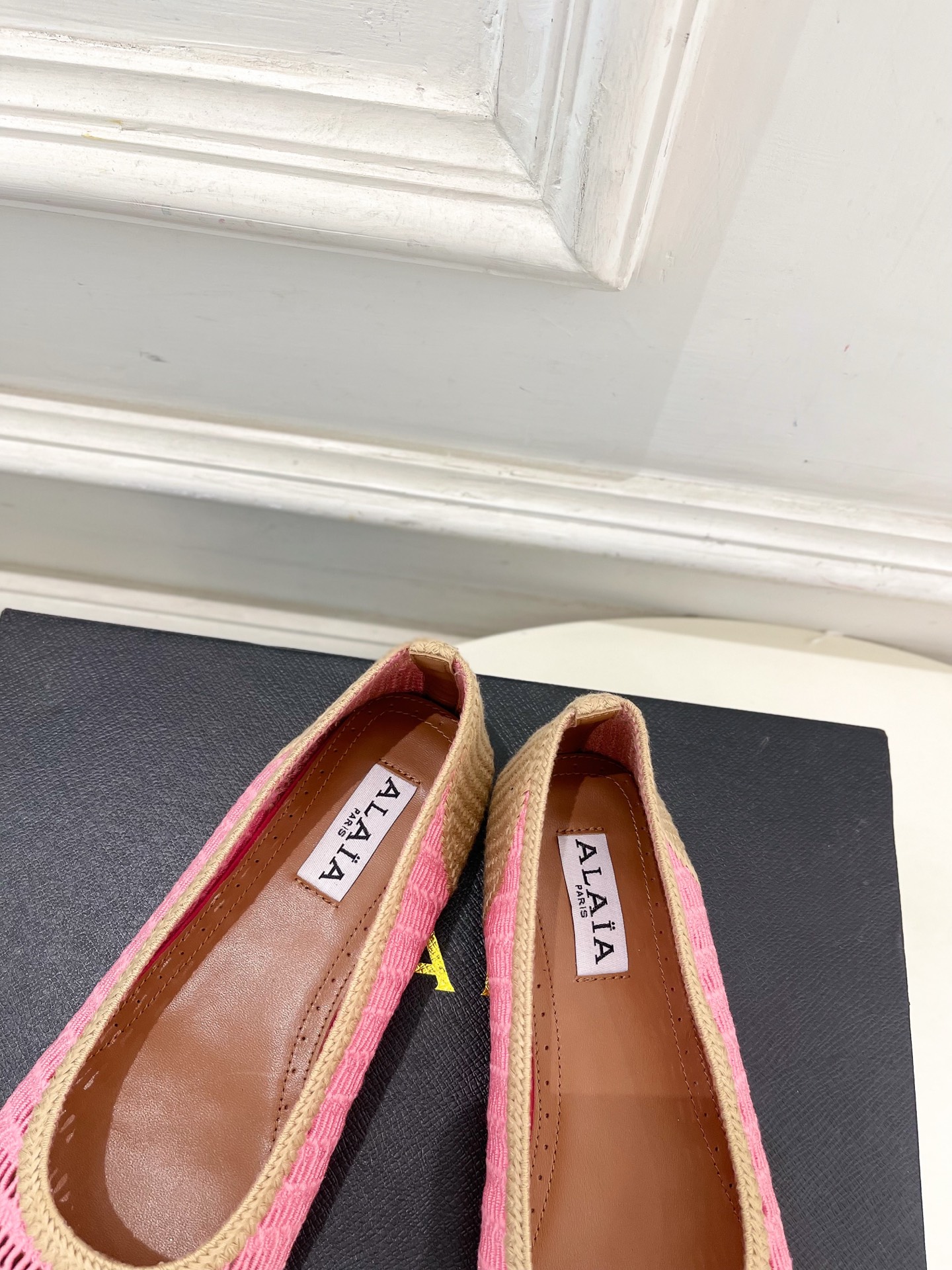 ALAÏA 阿莱亚25SS春夏新品 经典镂空编织玛丽珍平底鞋—————————Alaïa作为这两年最受欢